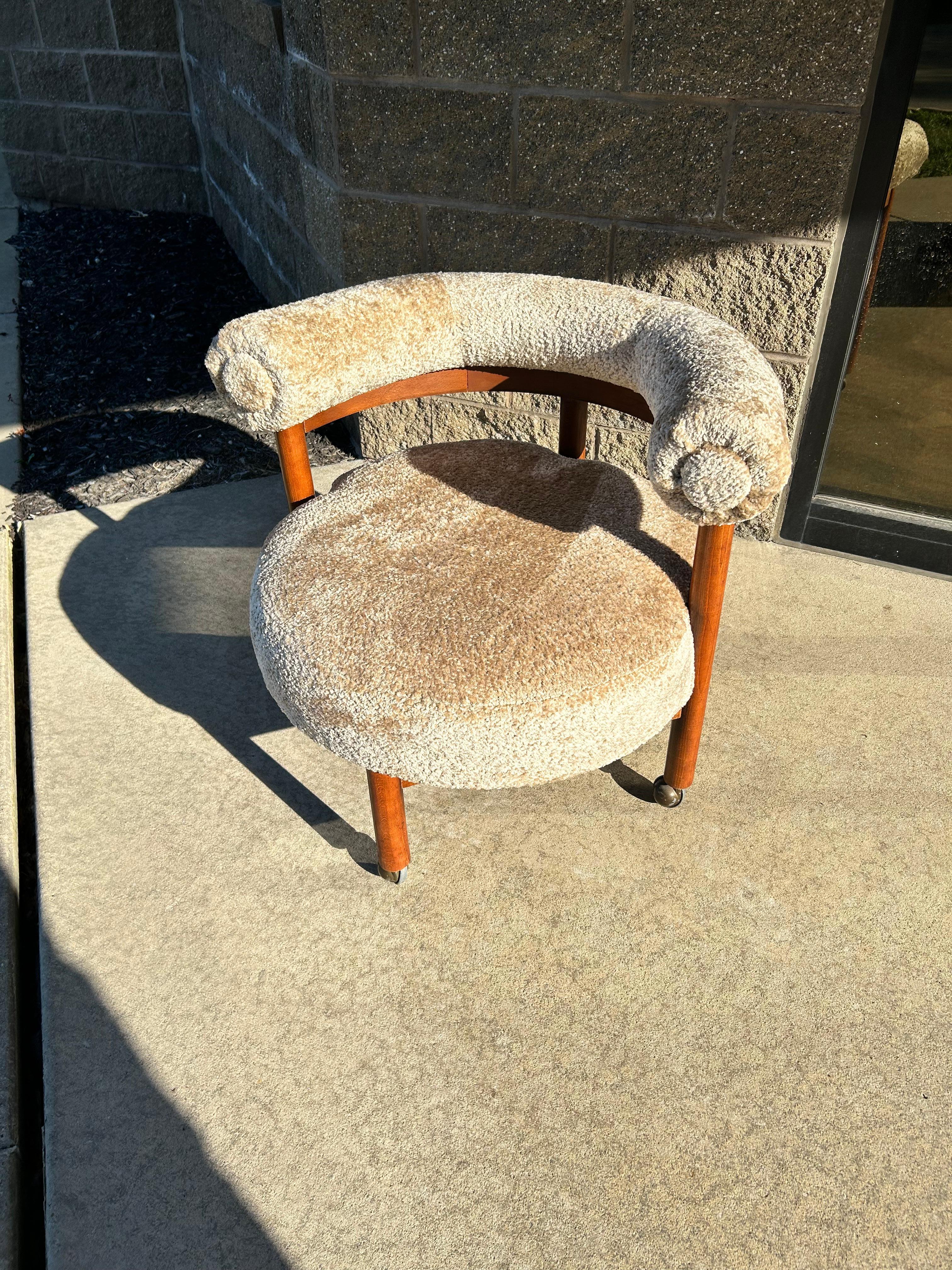 Chaise longue à dossier en tonneau sur roulettes des années 1950, retapissée en tissu Teddy Bear en vente 2