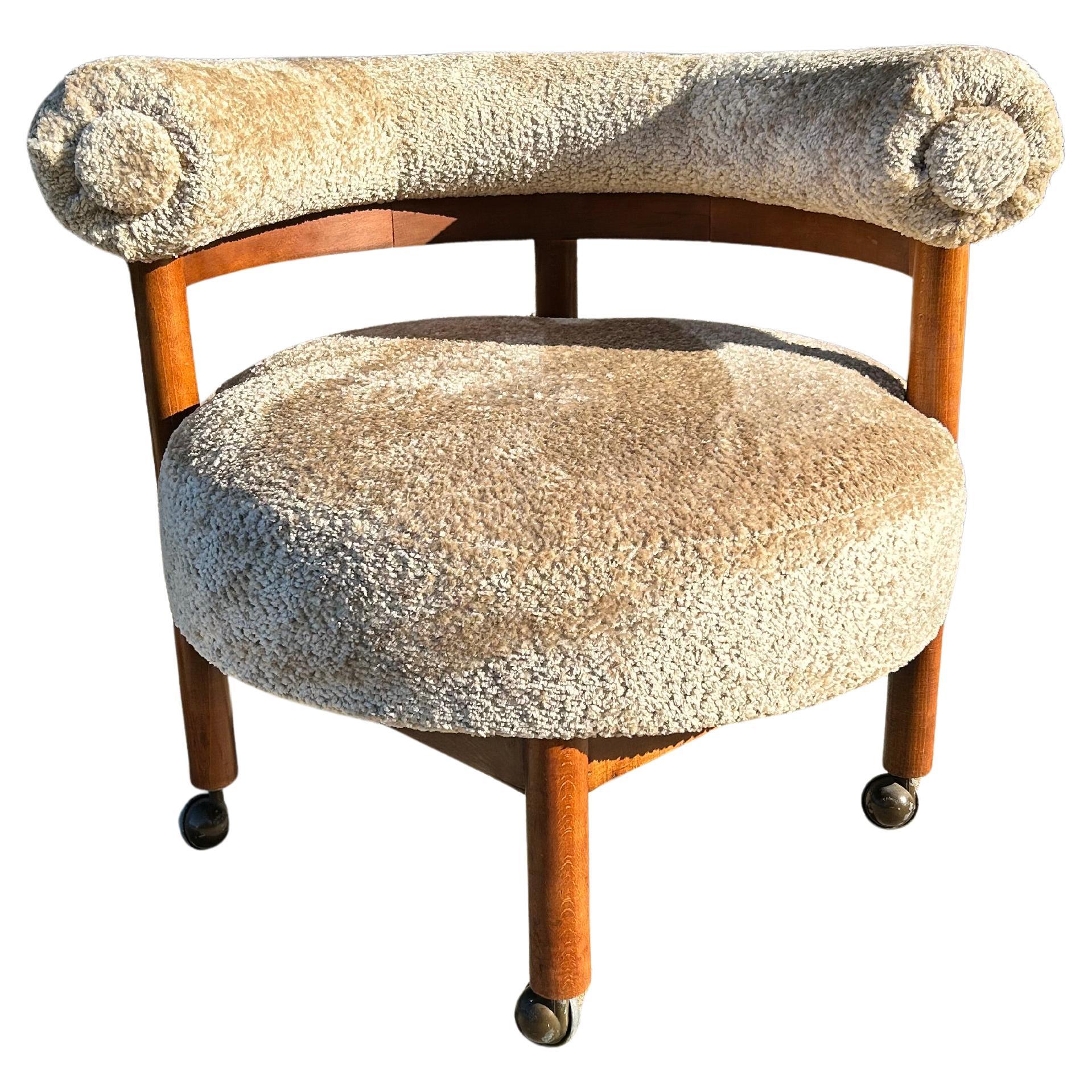 Chaise longue à dossier en tonneau sur roulettes des années 1950, retapissée en tissu Teddy Bear en vente