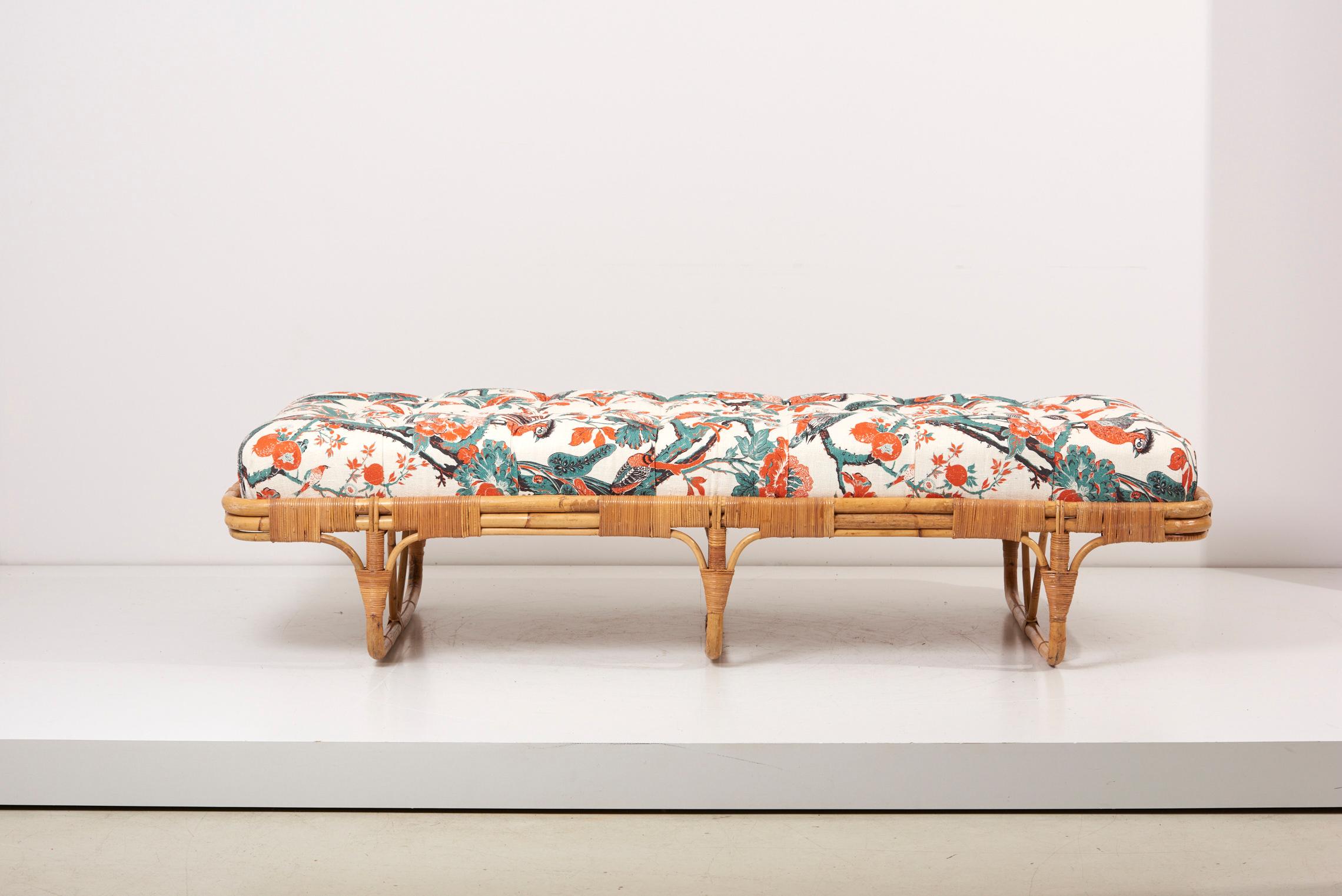 1950s Basket Daybed in a Josef Frank Style Fabric In Good Condition For Sale In Berlin, DE