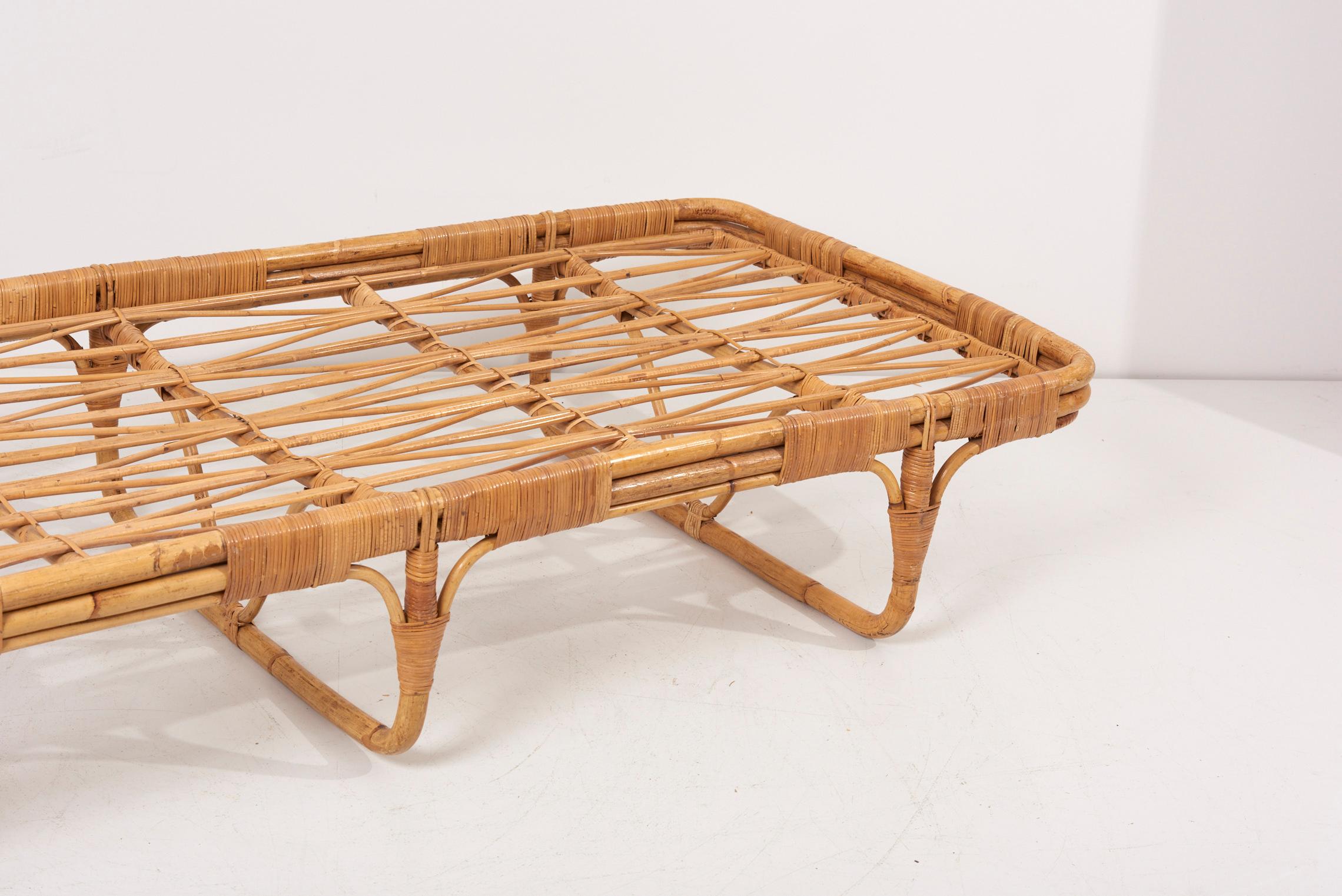 1950s Basket Daybed in a Josef Frank Style Fabric For Sale 3