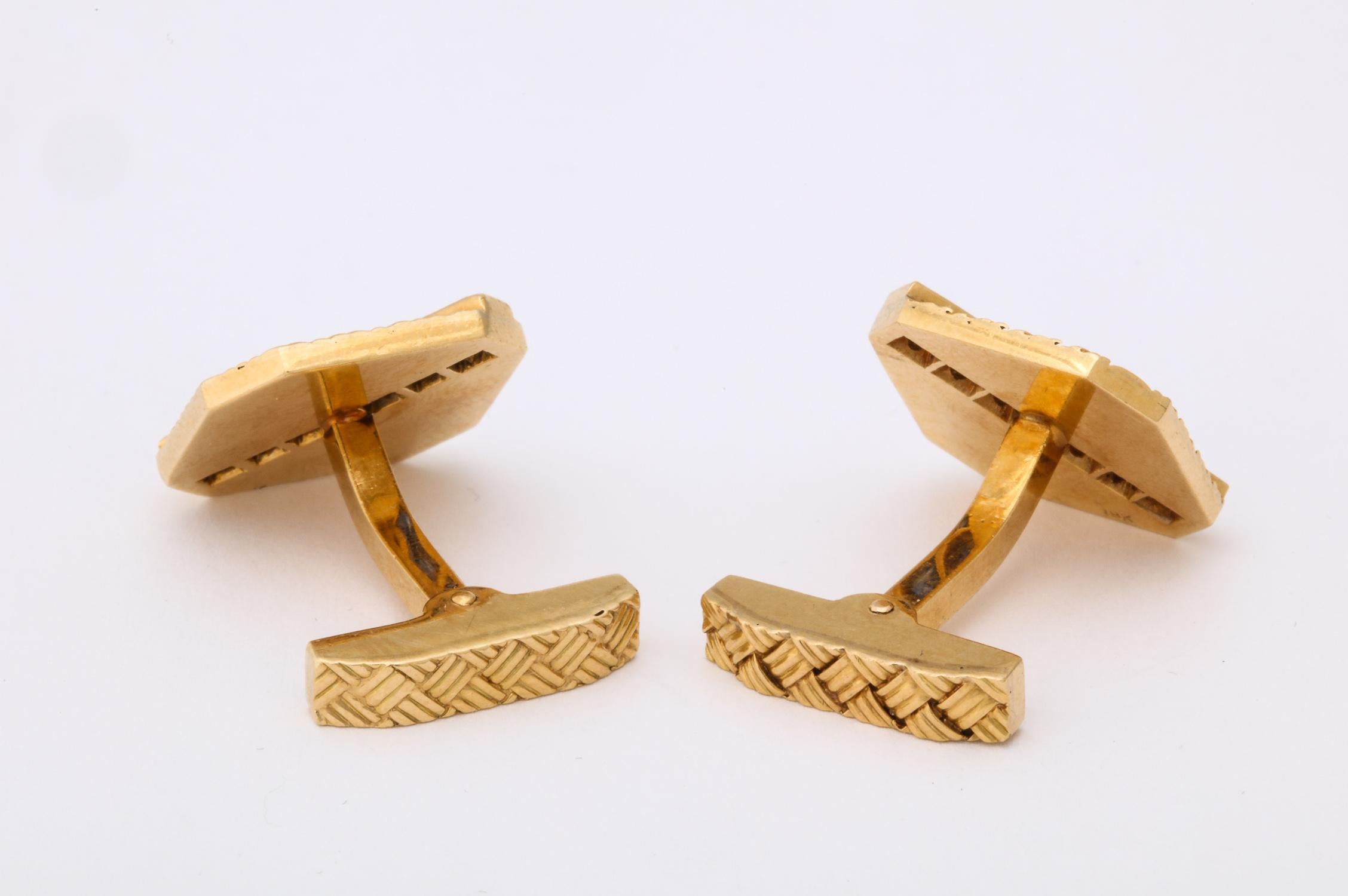 1950s Basket Weave Design Calibre Cut Sapphire with Gold Flip Up Cufflinks In Good Condition In New York, NY