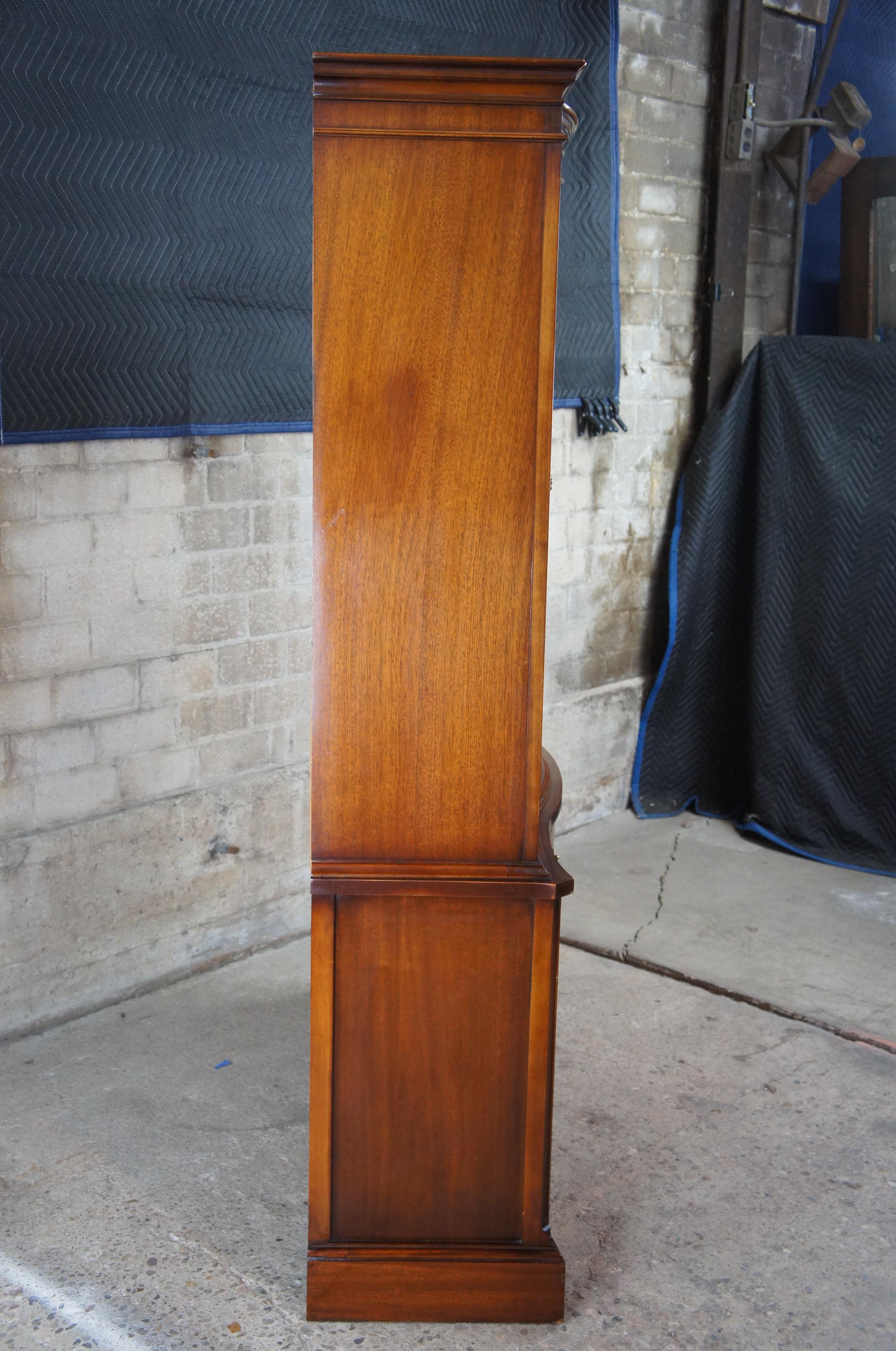 armoire à vaisselle Bassett Monticello Mahogany Serpentine Bow Front Cupboard 1950s 4