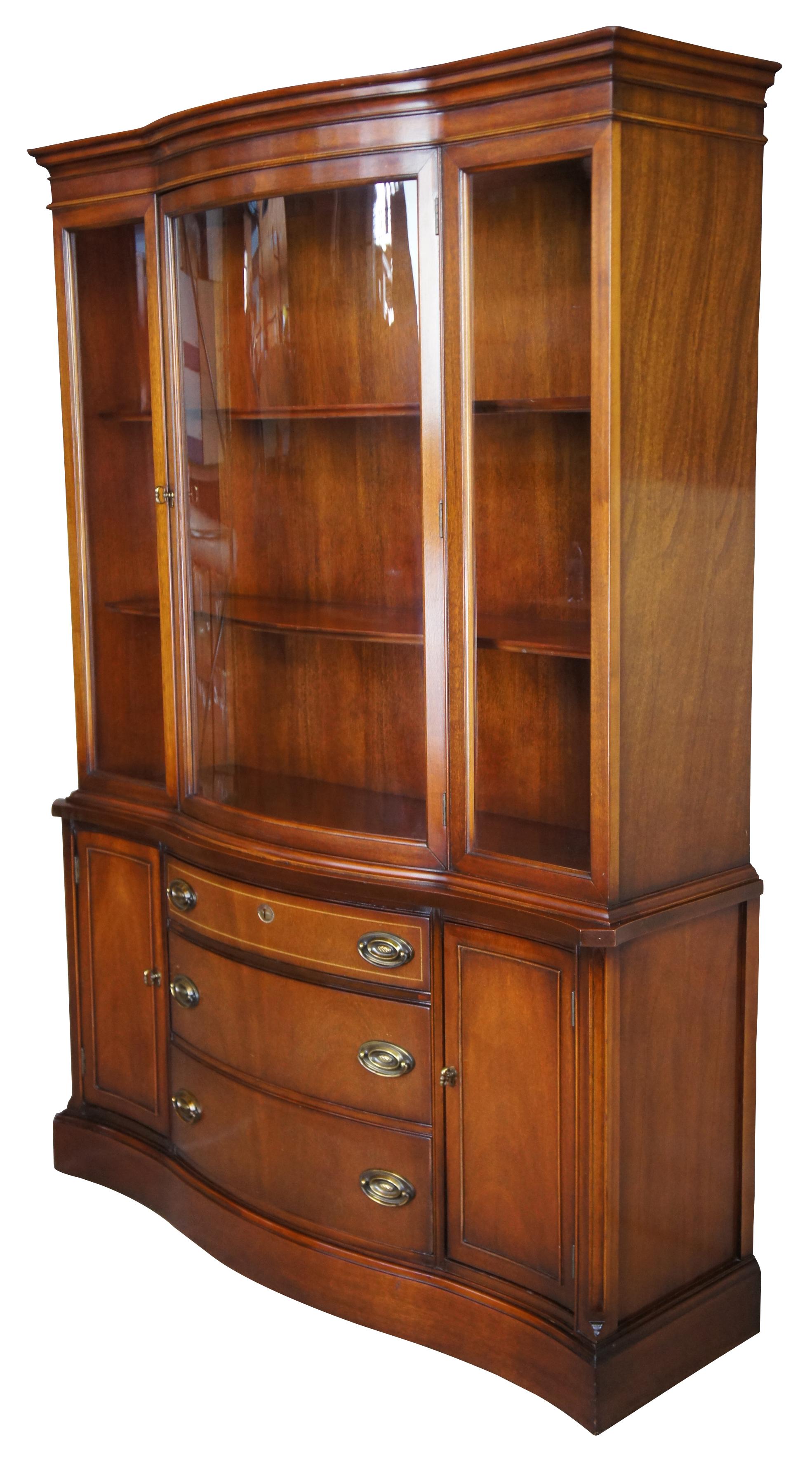 Fédéral armoire à vaisselle Bassett Monticello Mahogany Serpentine Bow Front Cupboard 1950s