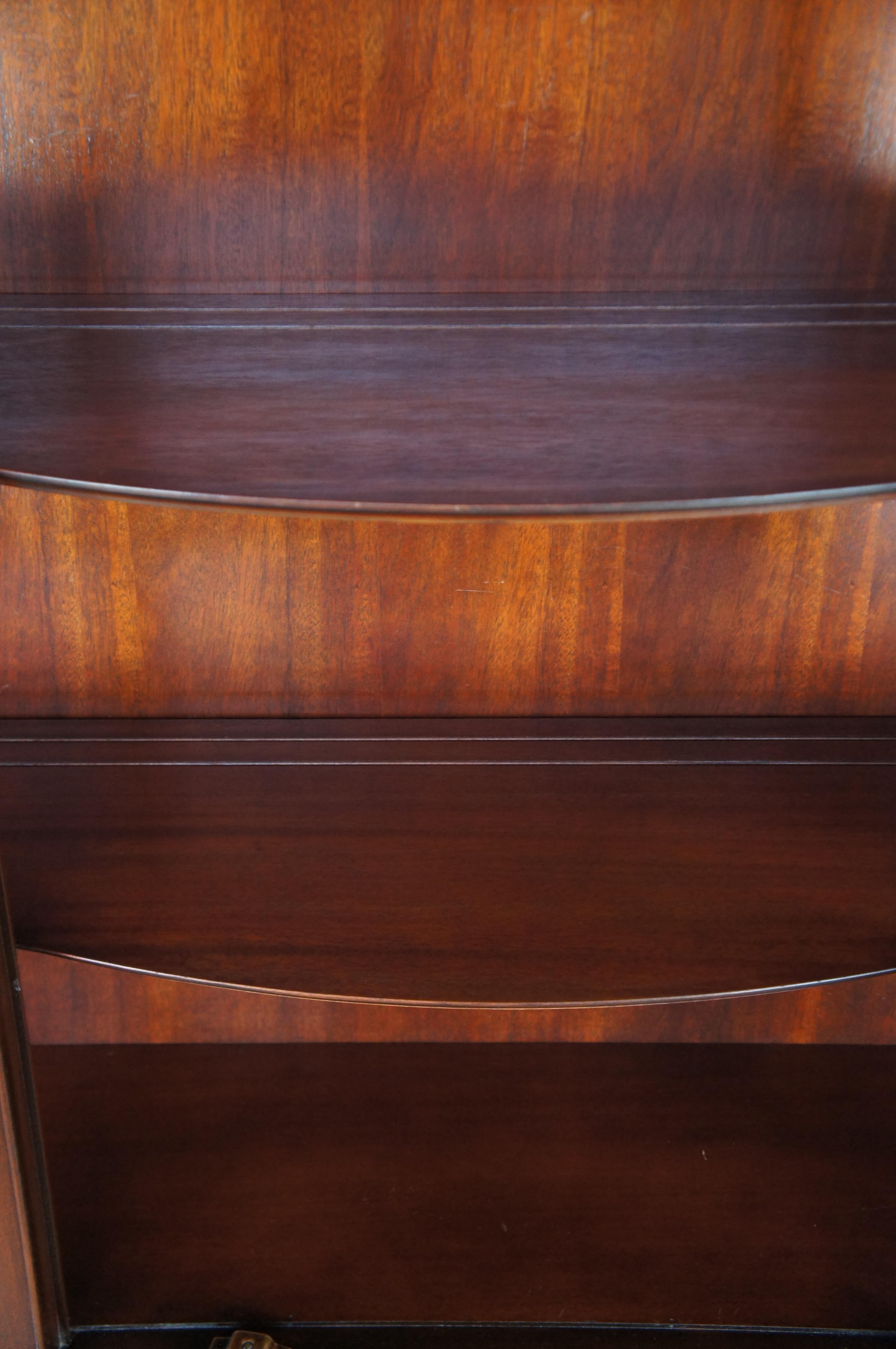 1950s Bassett Monticello Mahogany Serpentine Bow Front China Cabinet Cupboard In Good Condition In Dayton, OH