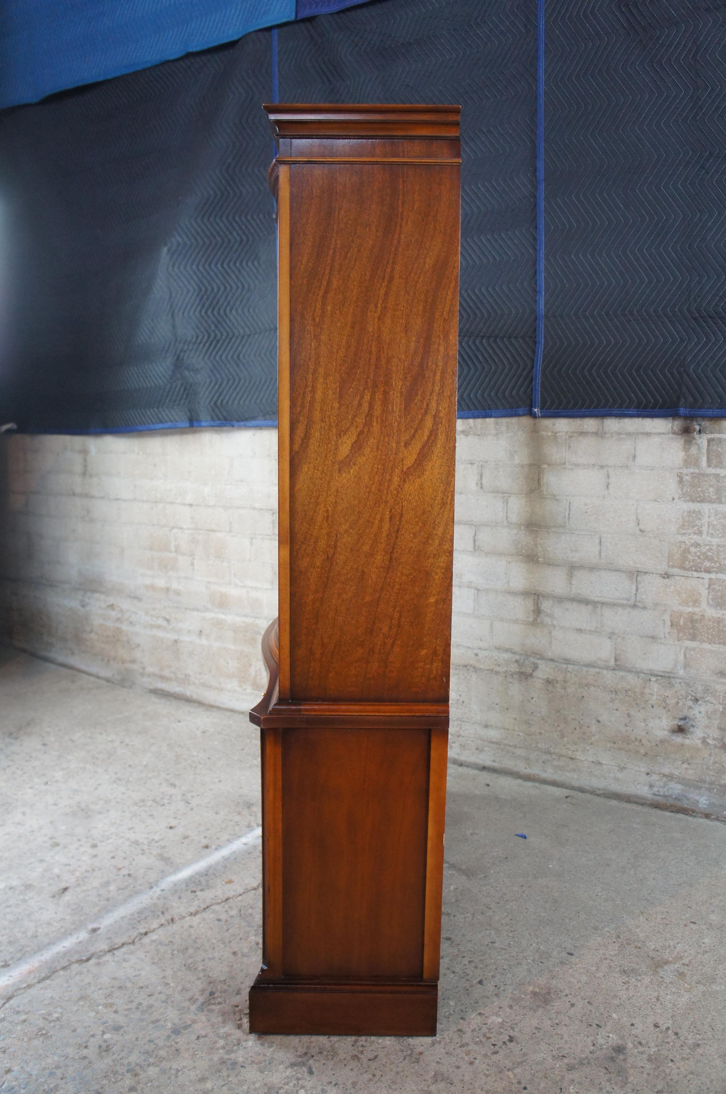 armoire à vaisselle Bassett Monticello Mahogany Serpentine Bow Front Cupboard 1950s 2