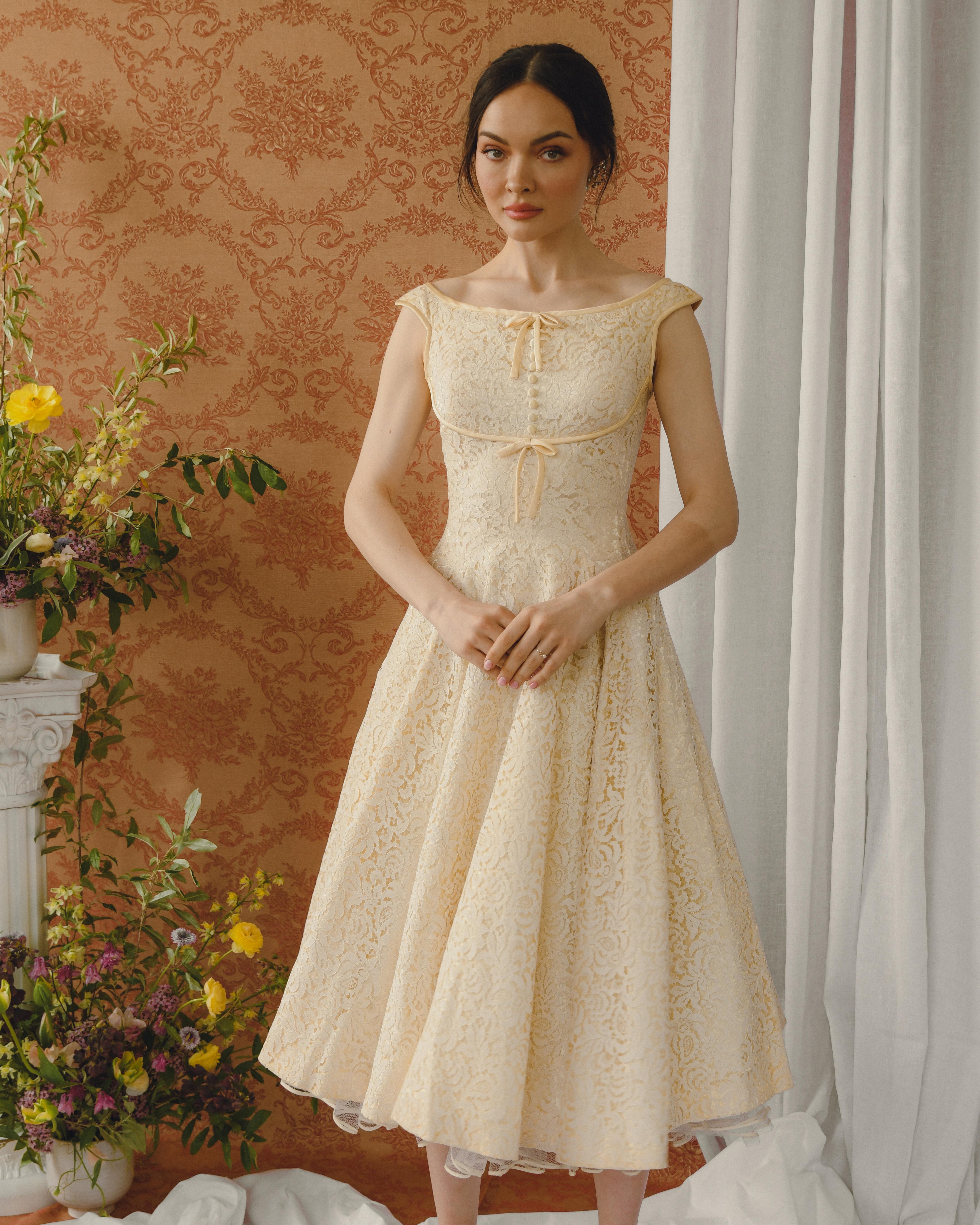 BATEAU-NECKLINE CREAM LACE FIT AND FLARE DRESS, 1950er Jahre (Beige)