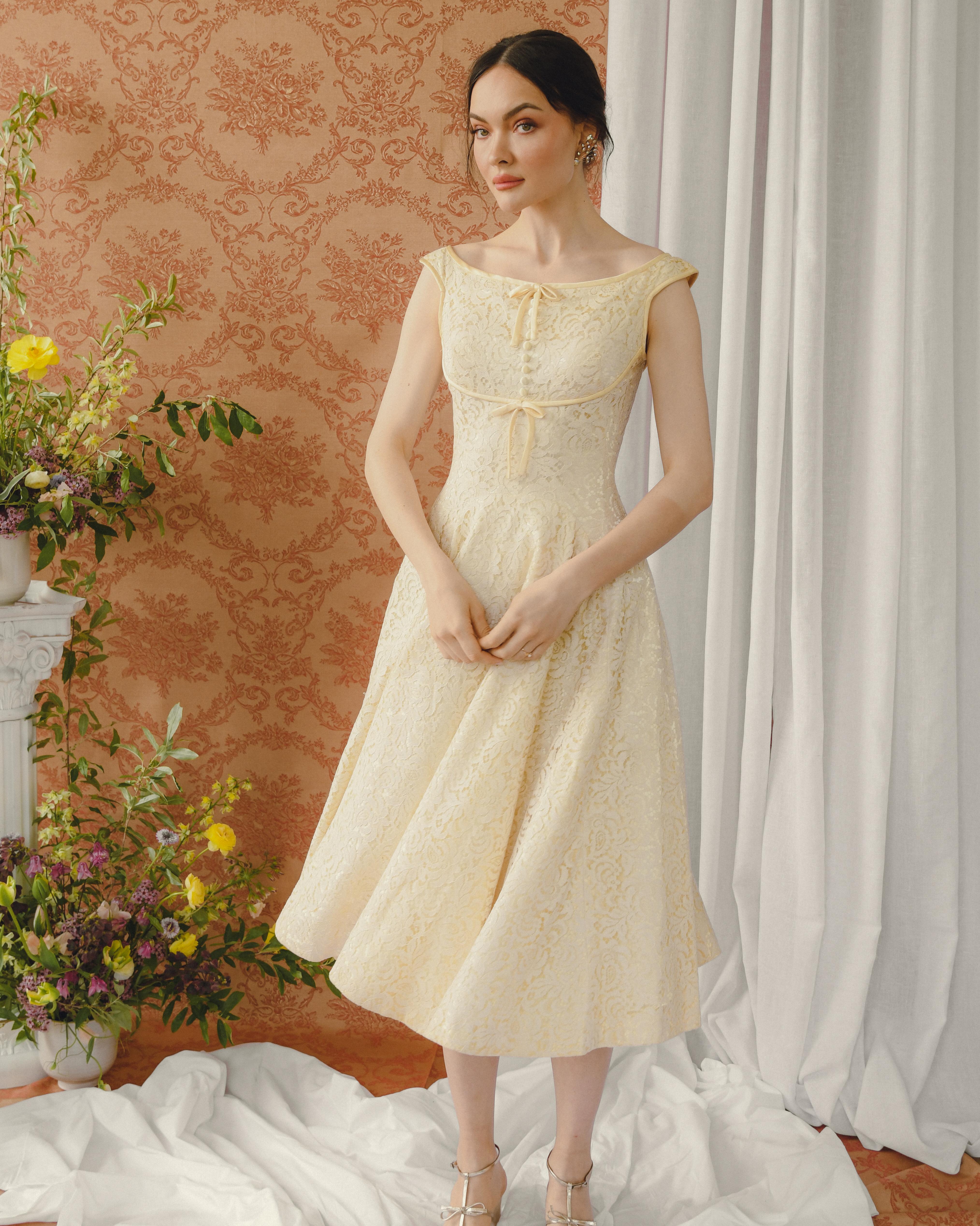 BATEAU-NECKLINE CREAM LACE FIT AND FLARE DRESS, 1950er Jahre im Zustand „Gut“ in New York, NY