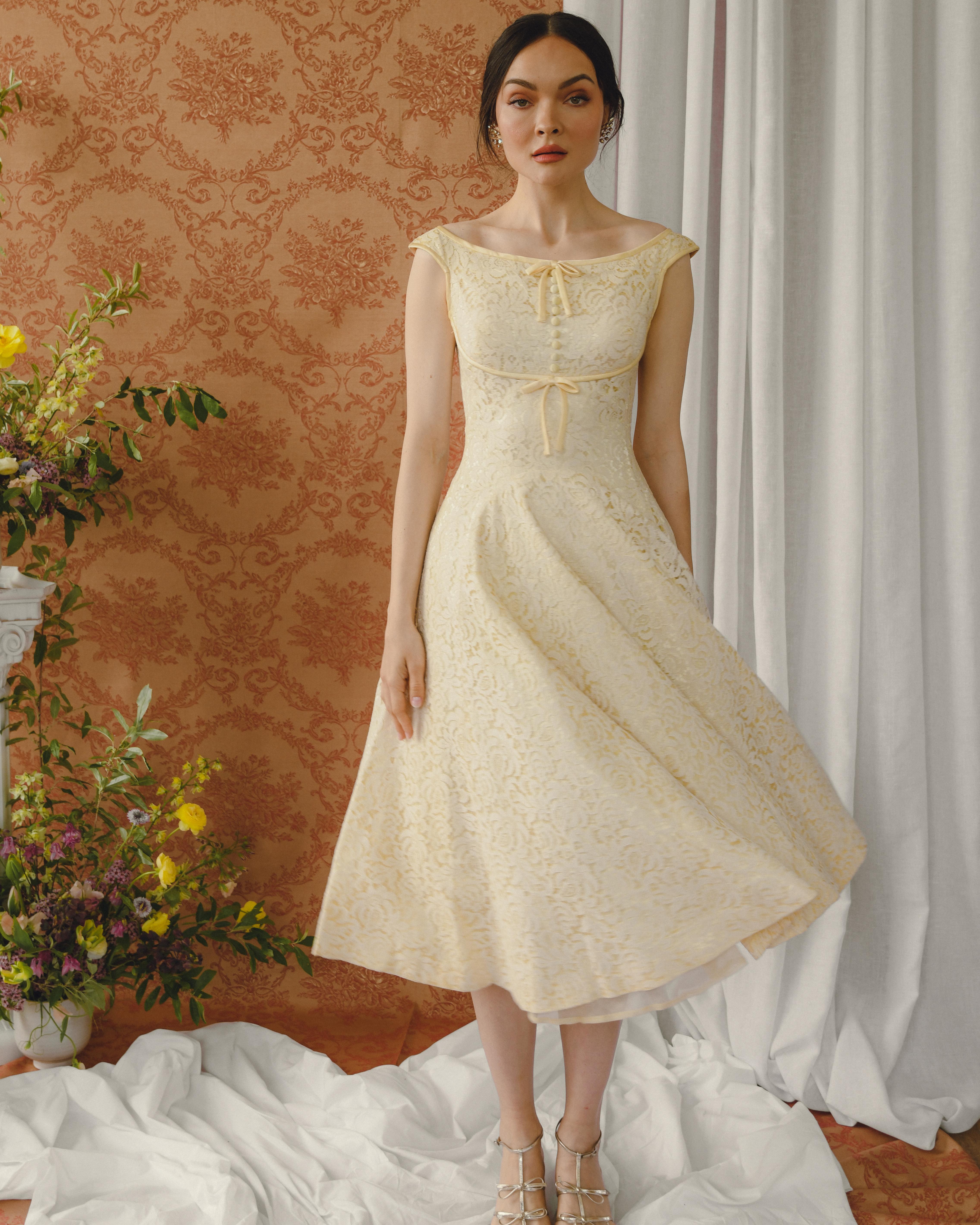 BATEAU-NECKLINE CREAM LACE FIT AND FLARE DRESS, 1950er Jahre Damen