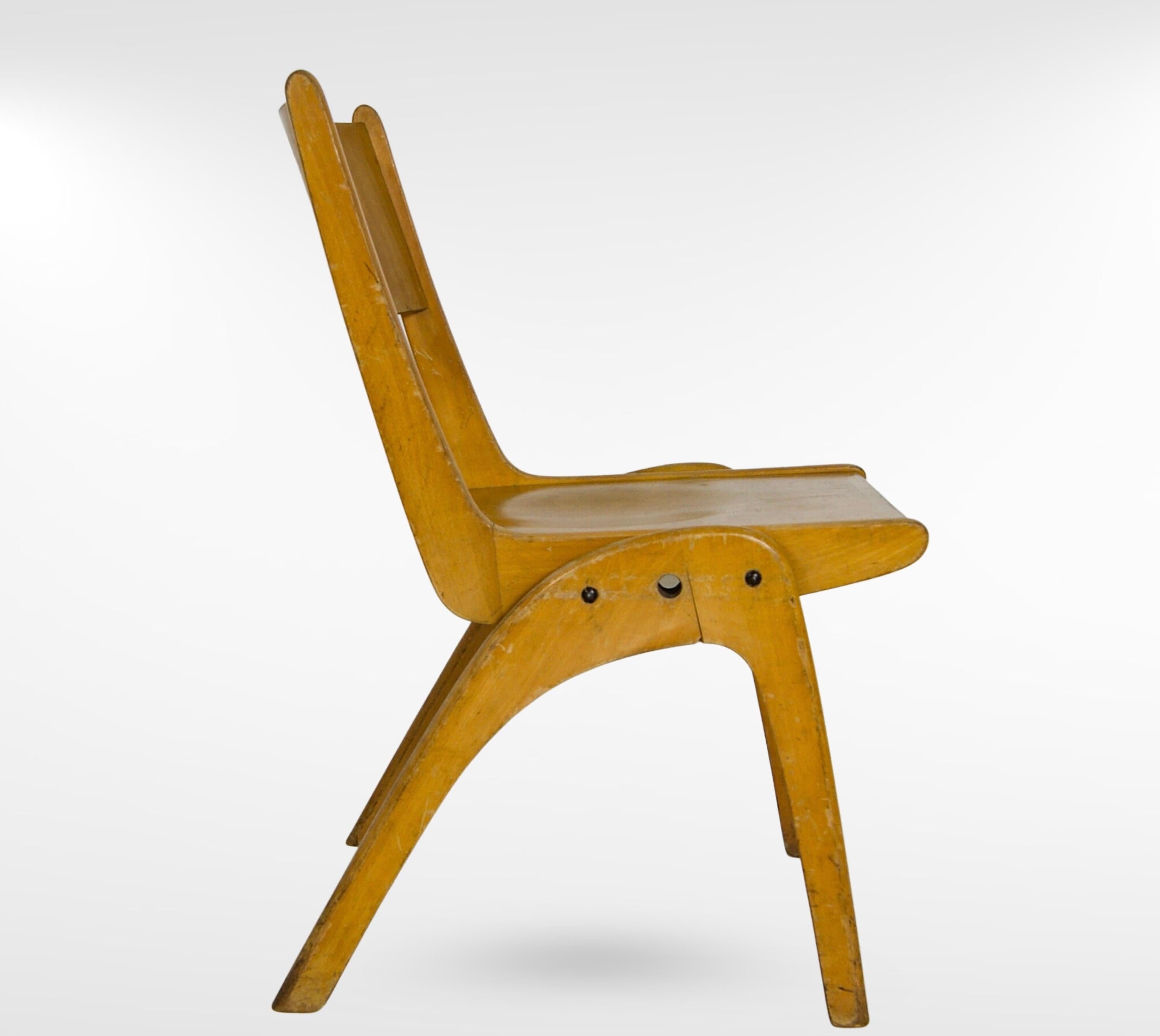 Lot de 6 chaises empilables de style Bauhaus du milieu du siècle par Muster 'Casala'.
En hêtre naturel et avec une finition d'usine de couleur beige.
Doté d'un généreux dossier arrondi profond et incurvé pour plus de confort.
La surface d'assise est