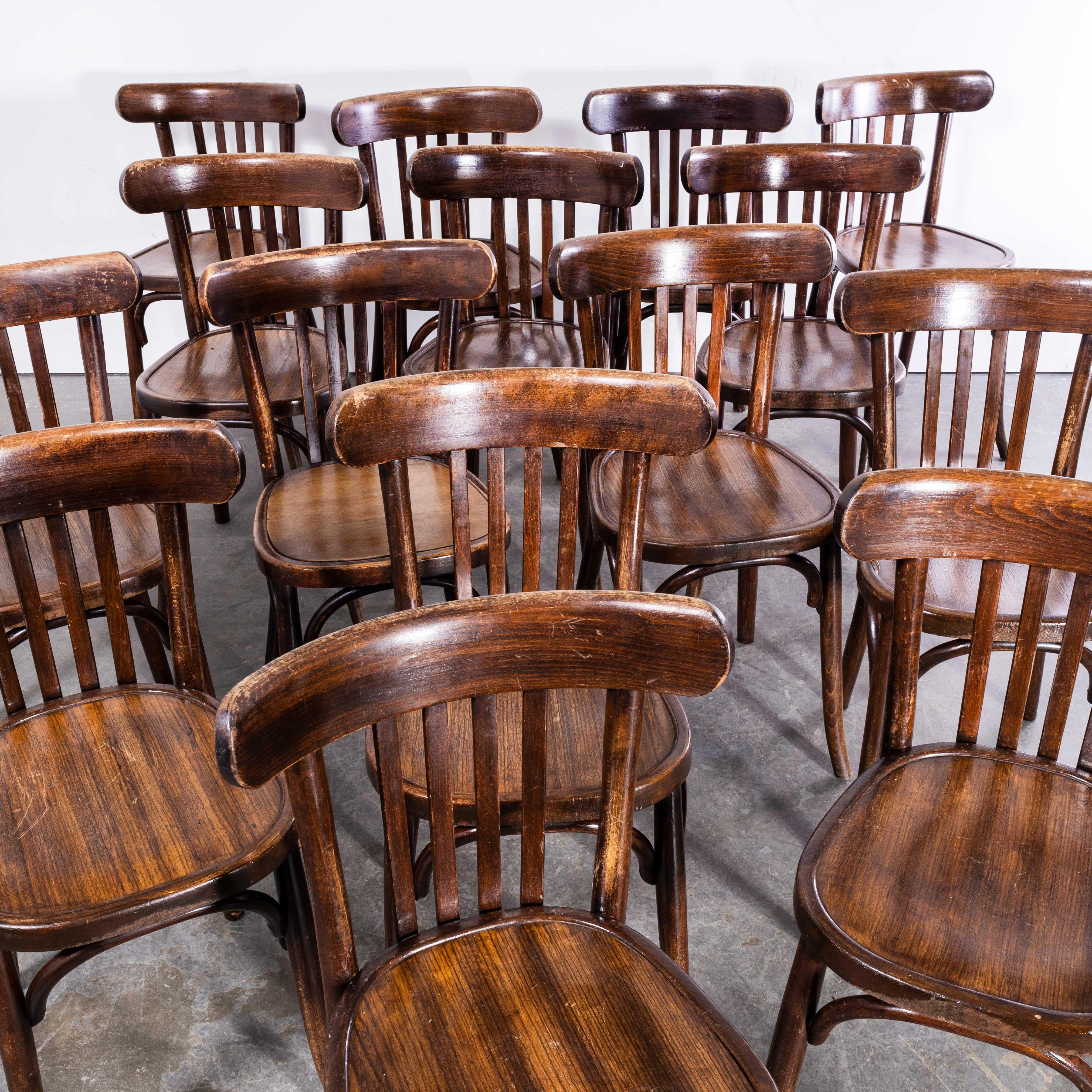 Milieu du XXe siècle Chaise de salle à manger Baumann à dossier en bois cintré des années 1950 - Noyer foncé - Ensemble de quinze pièces en vente