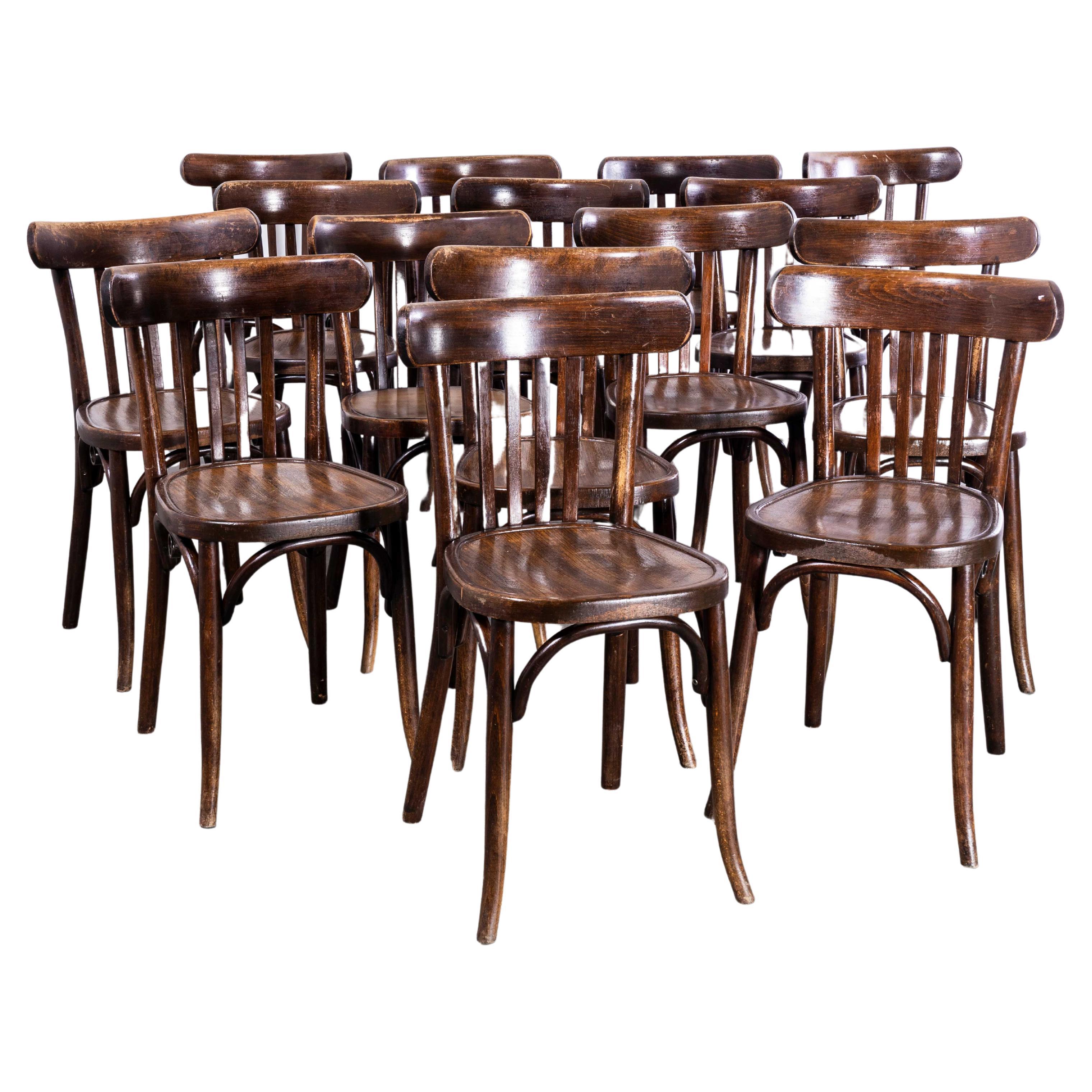 Chaise de salle à manger Baumann à dossier en bois cintré des années 1950 - Noyer foncé - Ensemble de quinze pièces en vente