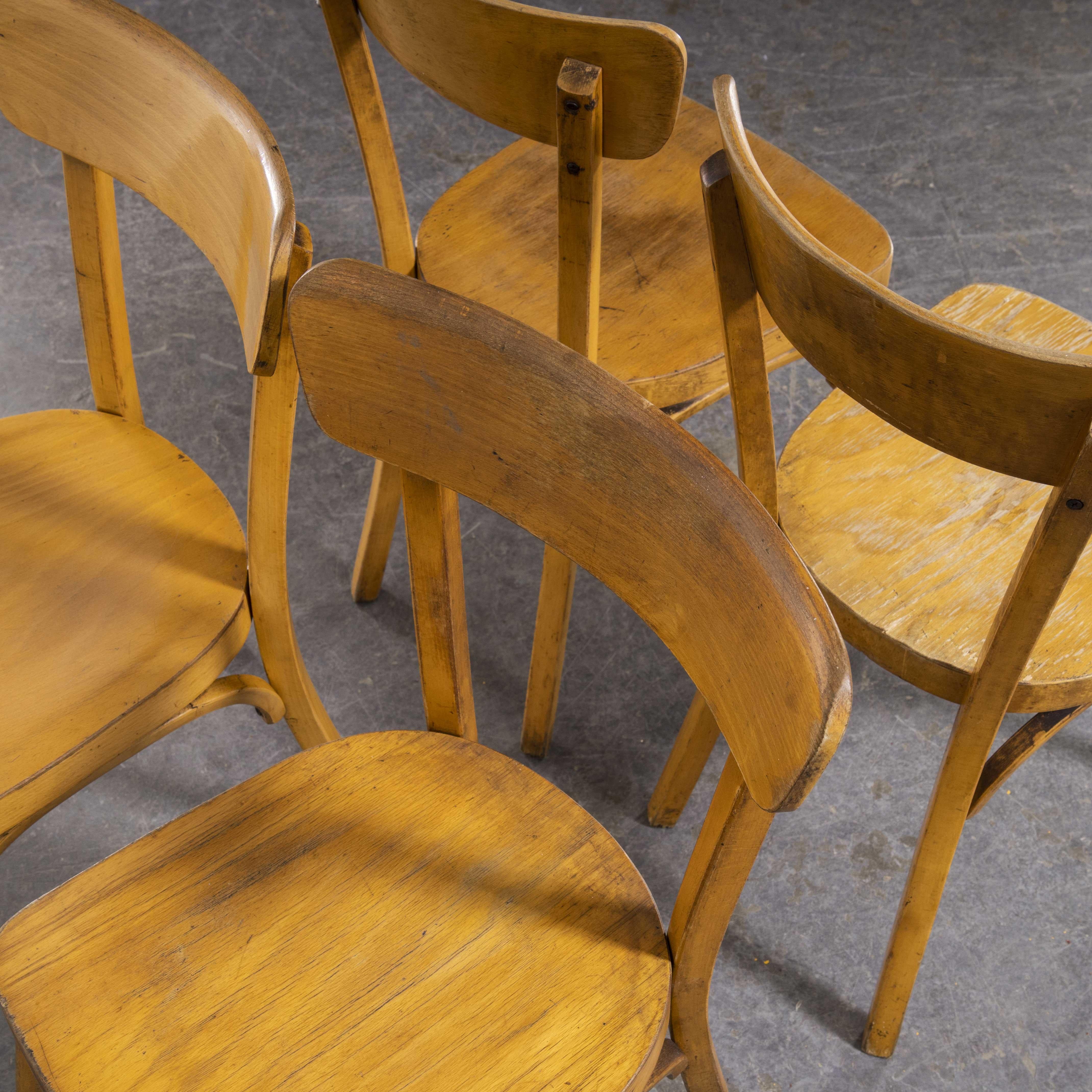 Bois cintré Chaise de salle à manger Baumann à dossier en bois cintré des années 1950, Honey, ensemble de quatre pièces en vente