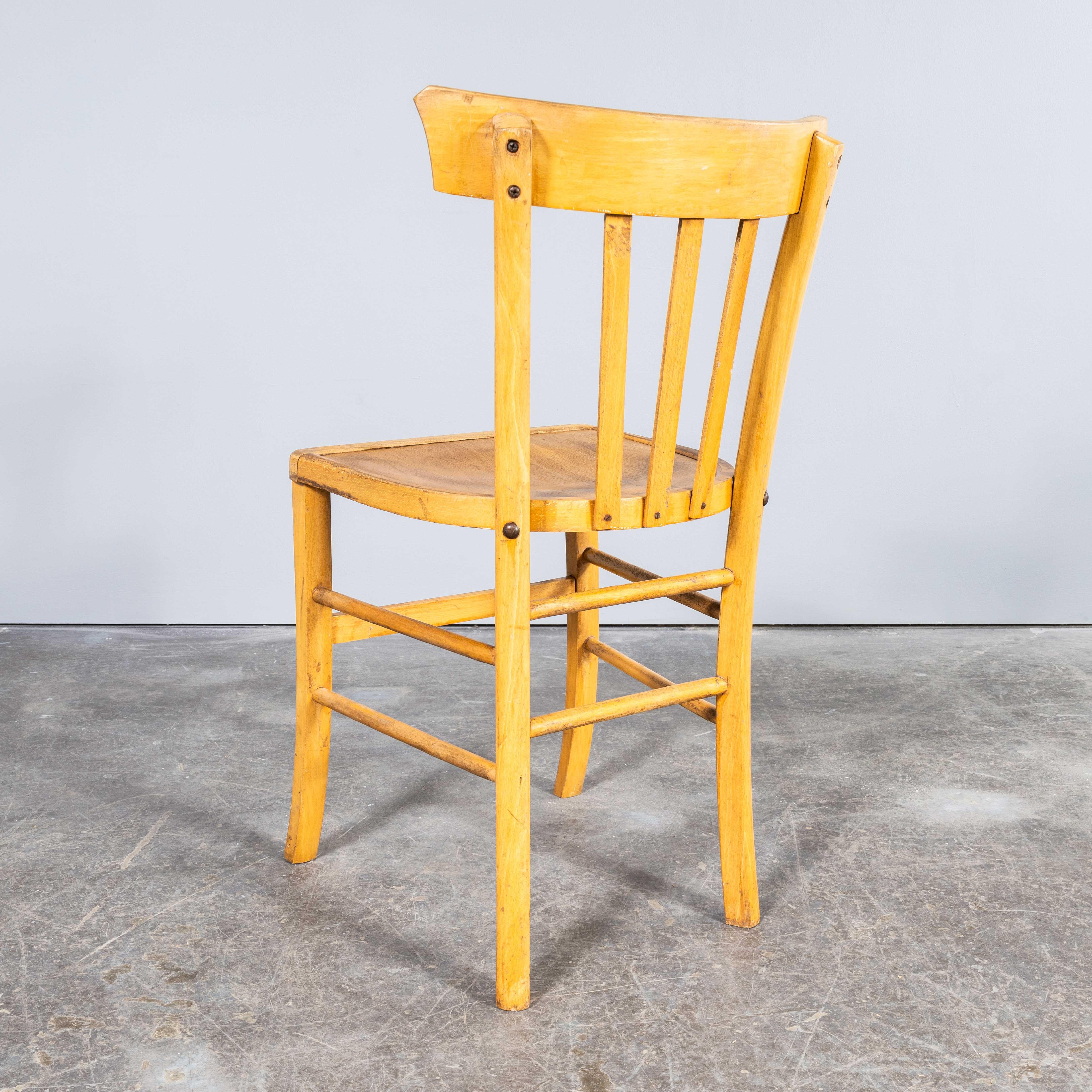 Chaise de salle à manger Baumann en bois blanchi à dossier triangulaire des années 1950 - Ensemble de onze chaises en vente 4