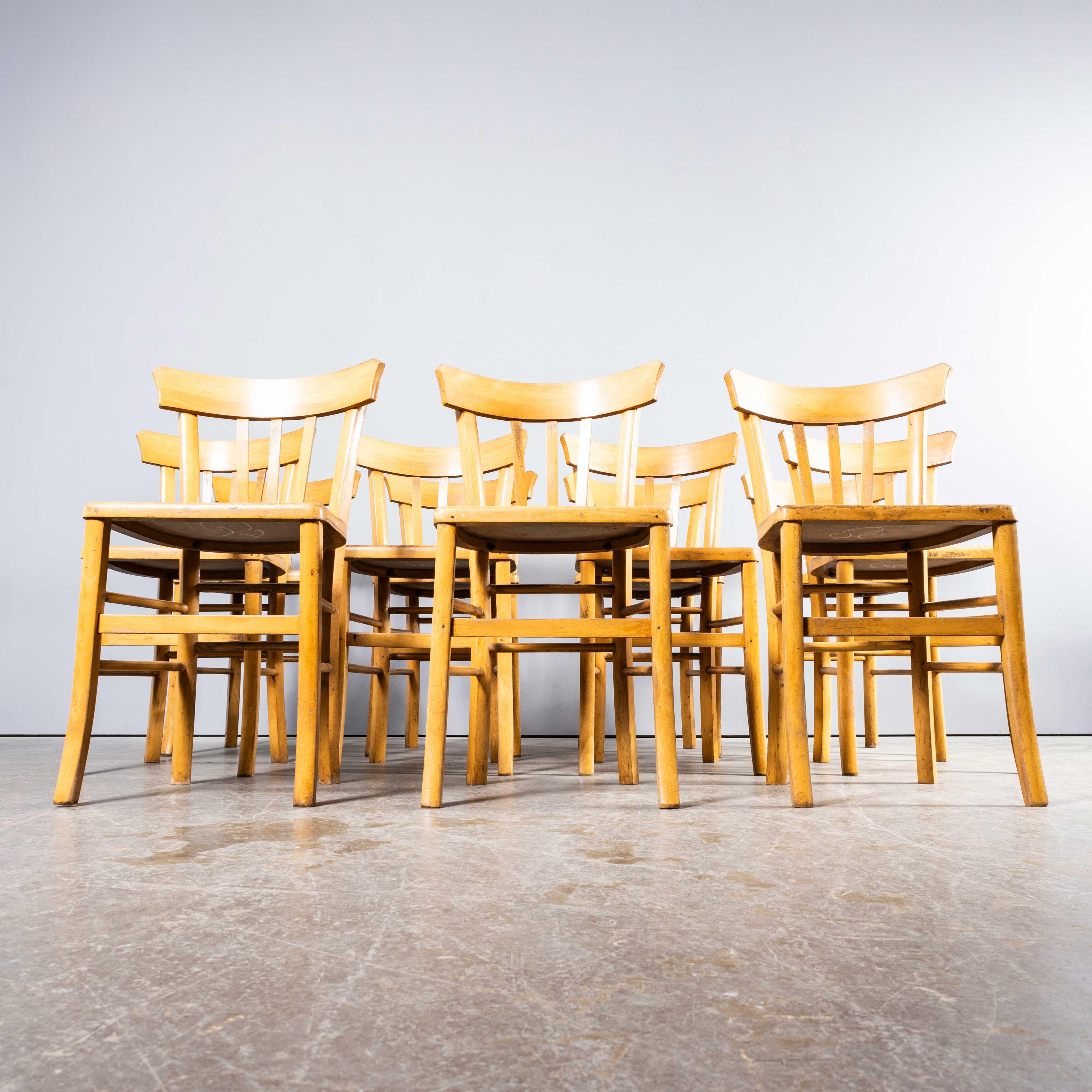 Chaise de salle à manger Baumann en bois blanchi à dossier triangulaire des années 1950 - Ensemble de onze chaises en vente 5