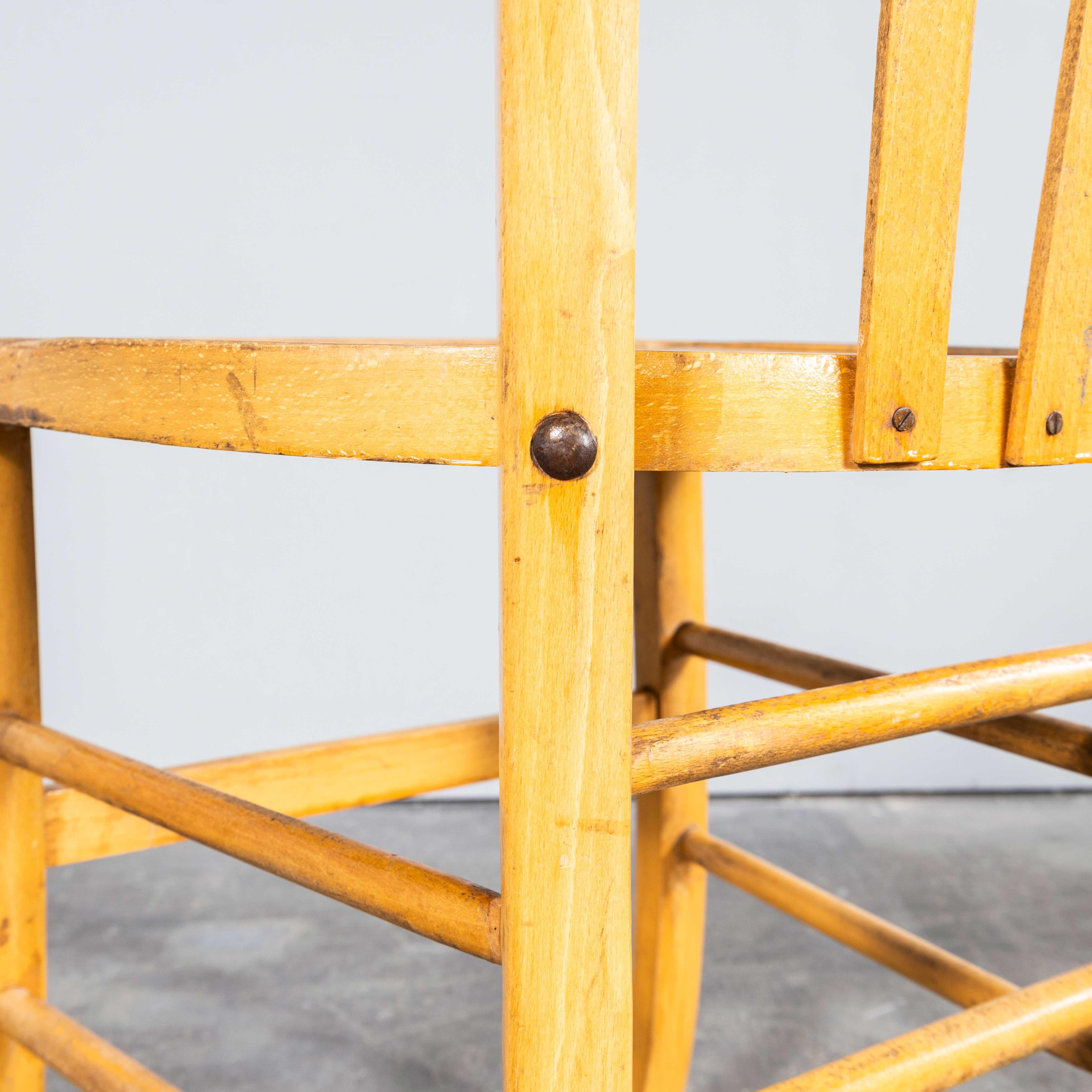 Chaise de salle à manger Baumann en bois blanchi à dossier triangulaire des années 1950 - Ensemble de onze chaises
Chaise de salle à manger Baumann en bois blanchi à trois dossiers des années 1950 - Ensemble de onze. Fabriqué par le fabricant