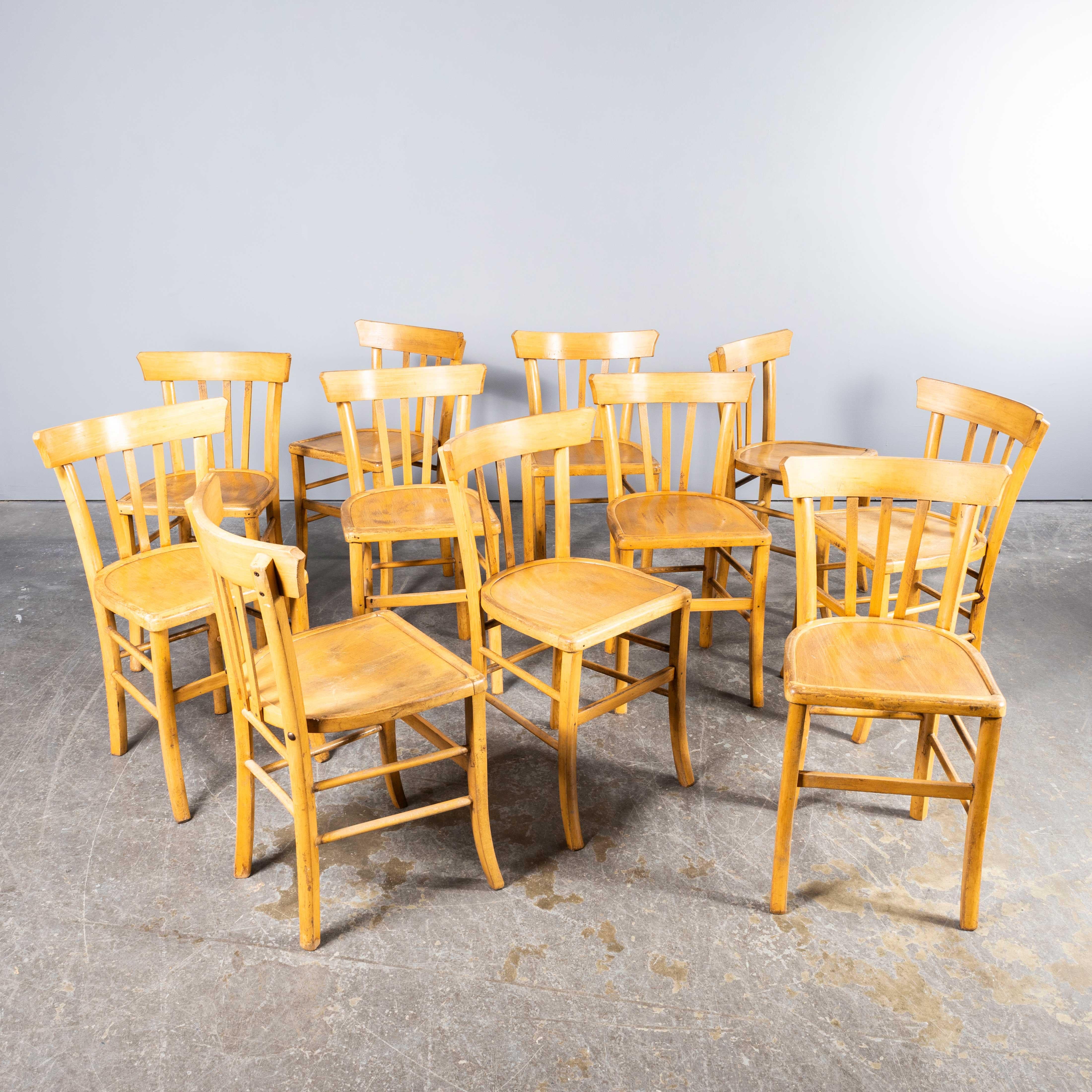 Milieu du XXe siècle Chaise de salle à manger Baumann en bois blanchi à dossier triangulaire des années 1950 - Ensemble de onze chaises en vente