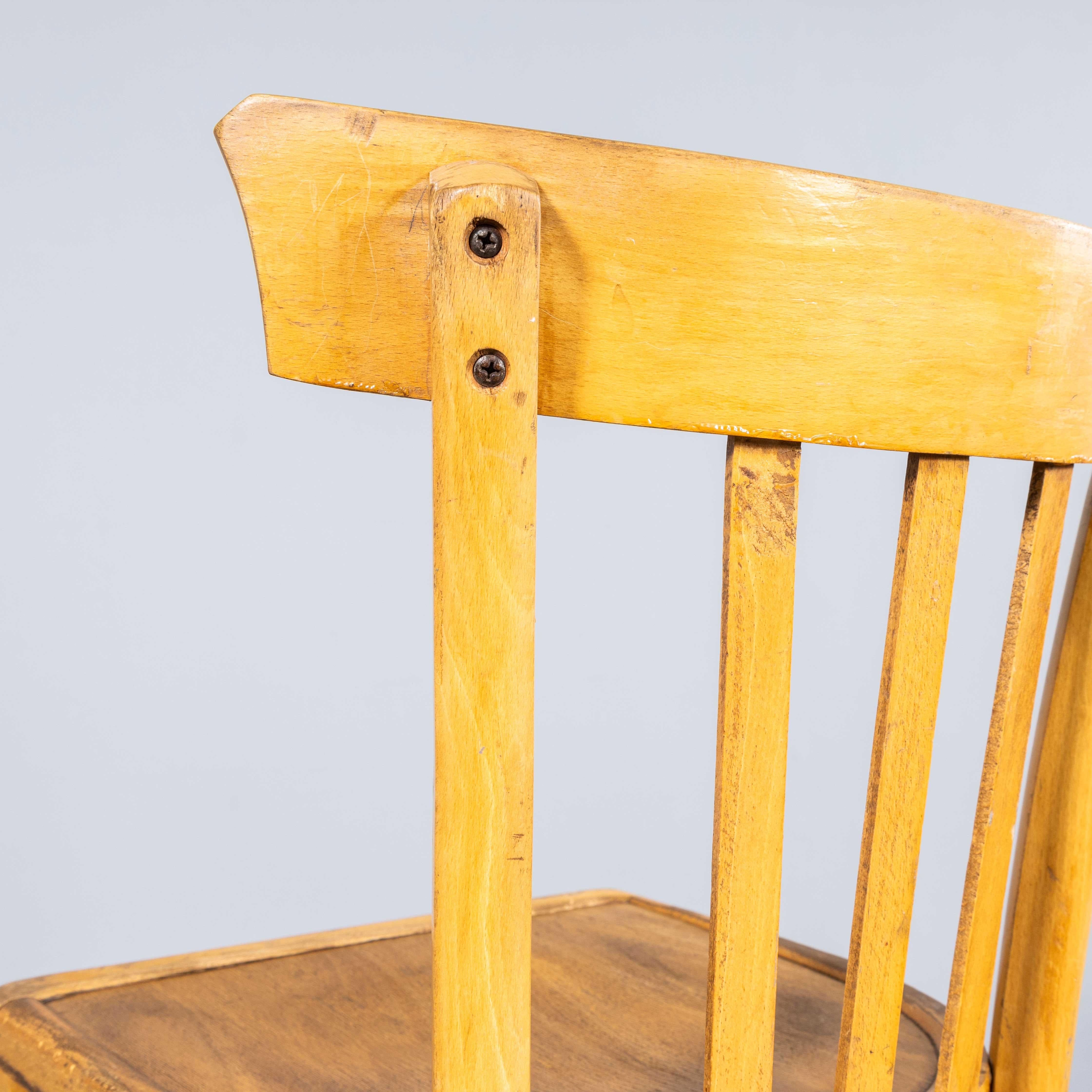 Chaise de salle à manger Baumann en bois blanchi à dossier triangulaire des années 1950 - Ensemble de onze chaises en vente 1