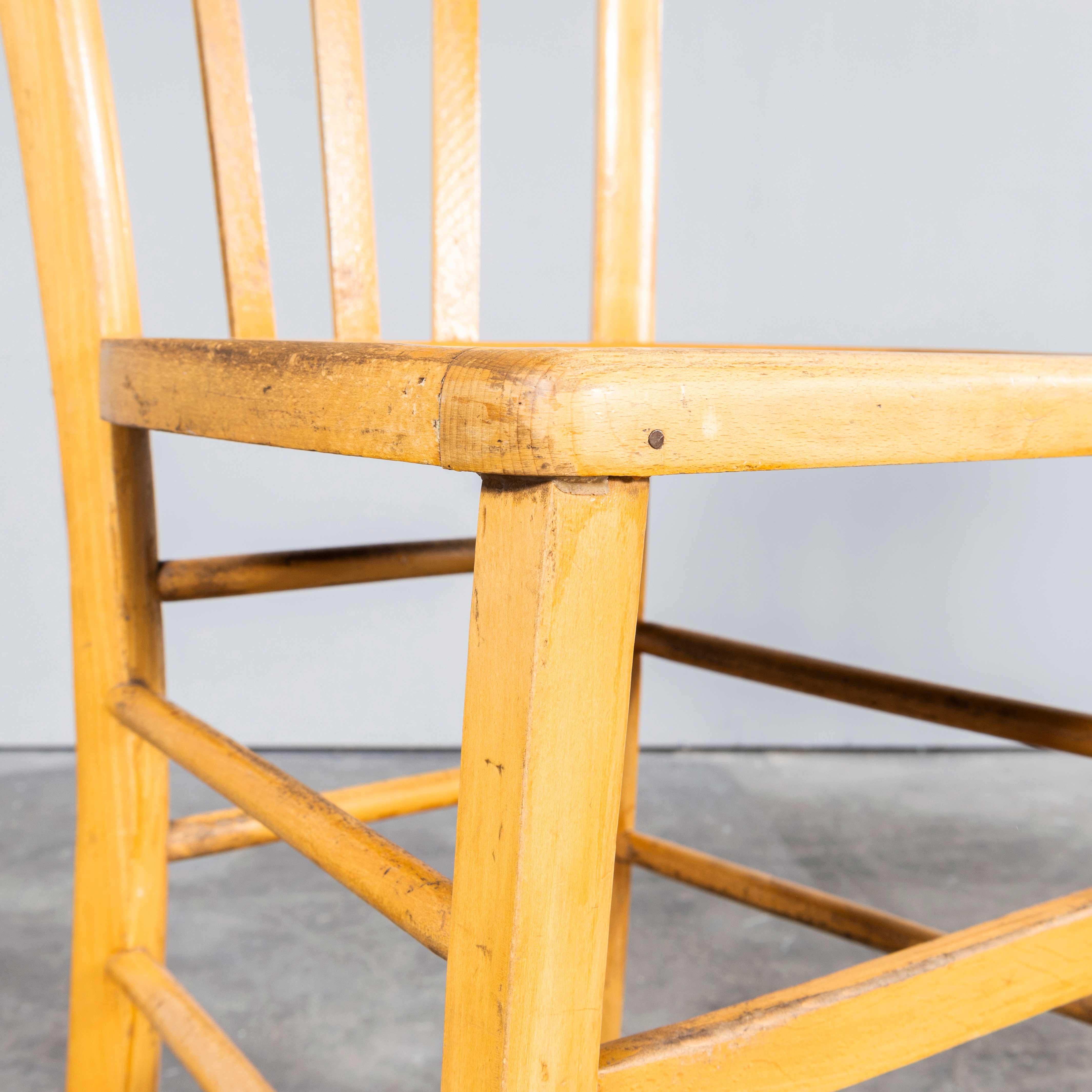 Chaise de salle à manger Baumann en bois blanchi à dossier triangulaire des années 1950 - Ensemble de onze chaises en vente 2