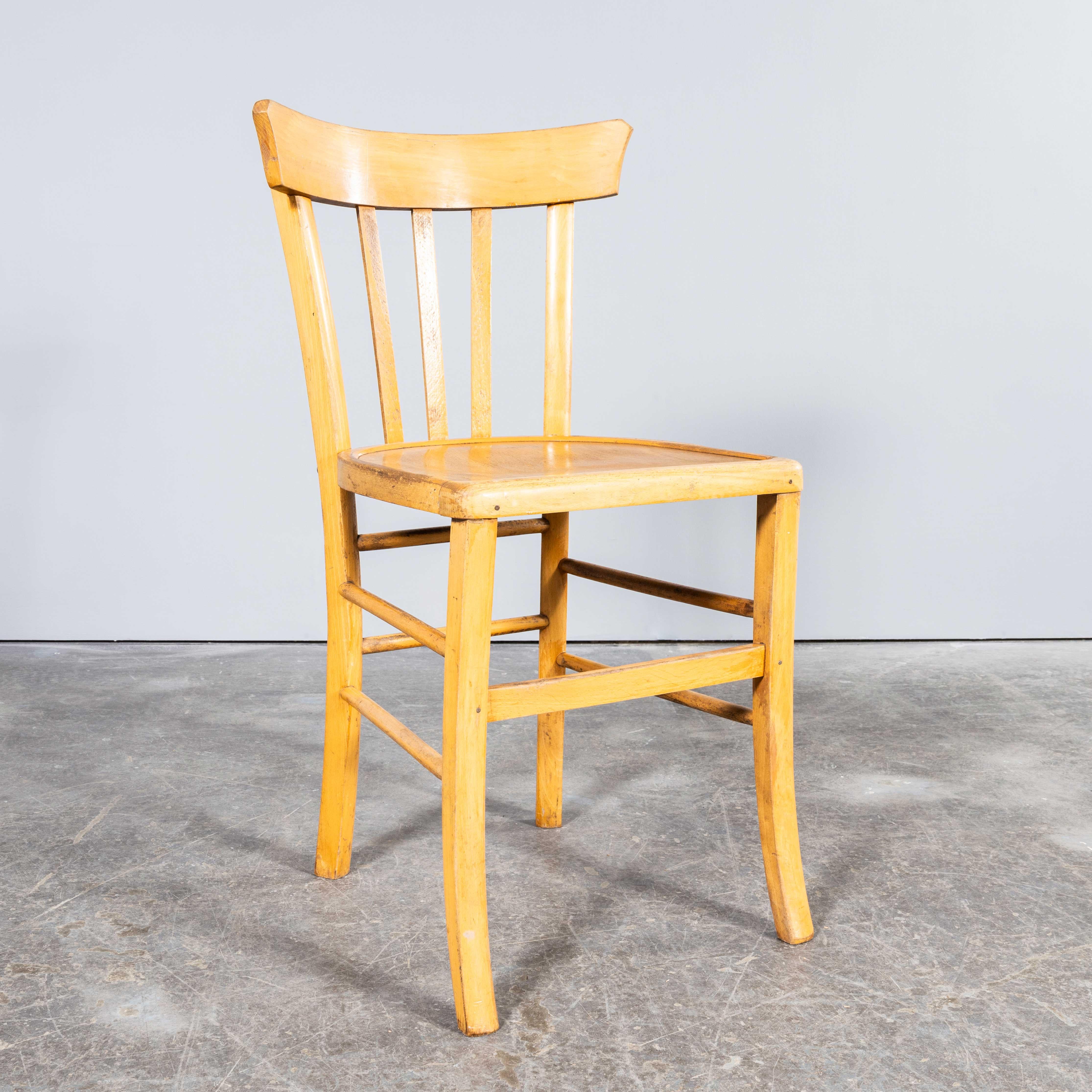 Chaise de salle à manger Baumann en bois blanchi à dossier triangulaire des années 1950 - Ensemble de onze chaises en vente 3