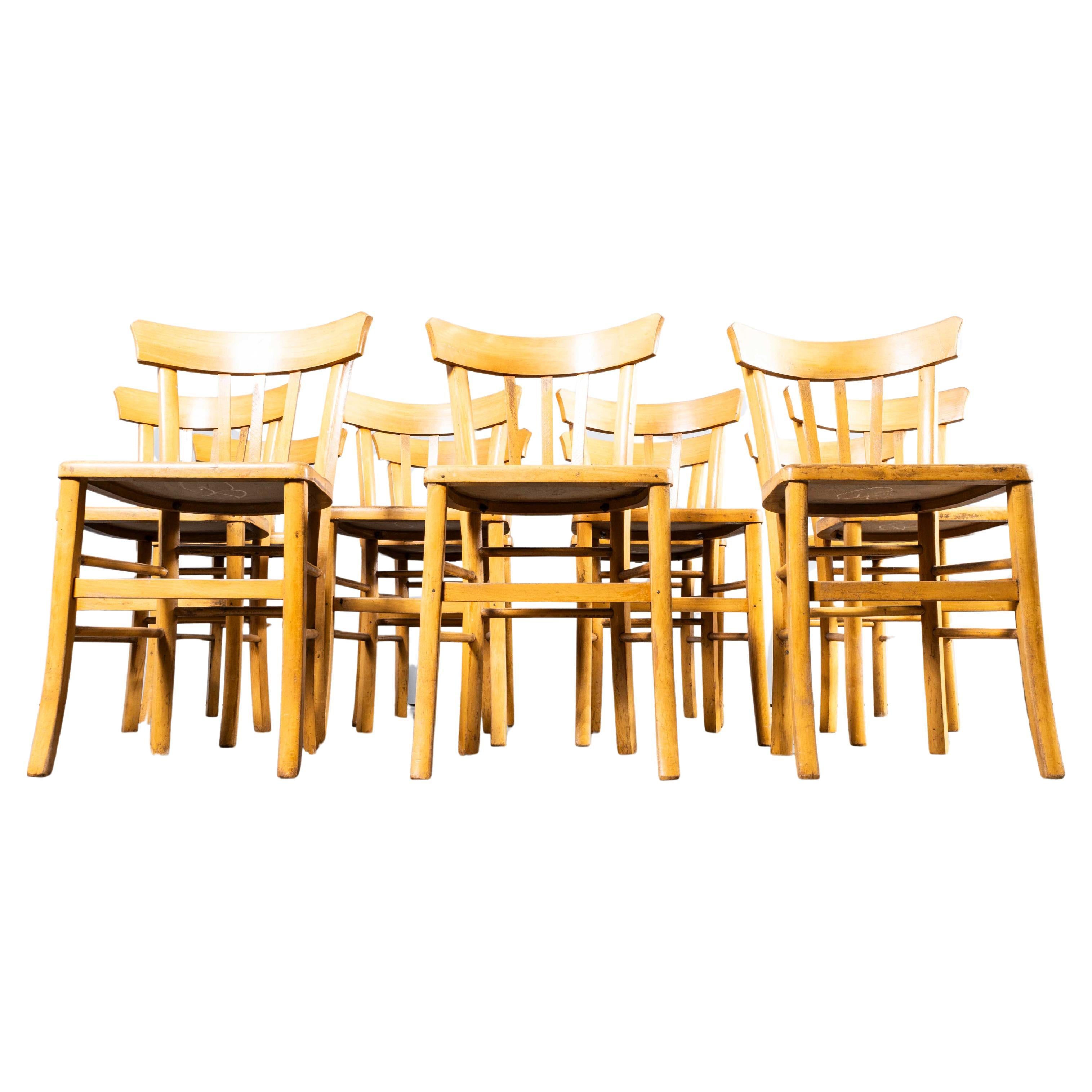 Chaise de salle à manger Baumann en bois blanchi à dossier triangulaire des années 1950 - Ensemble de onze chaises en vente
