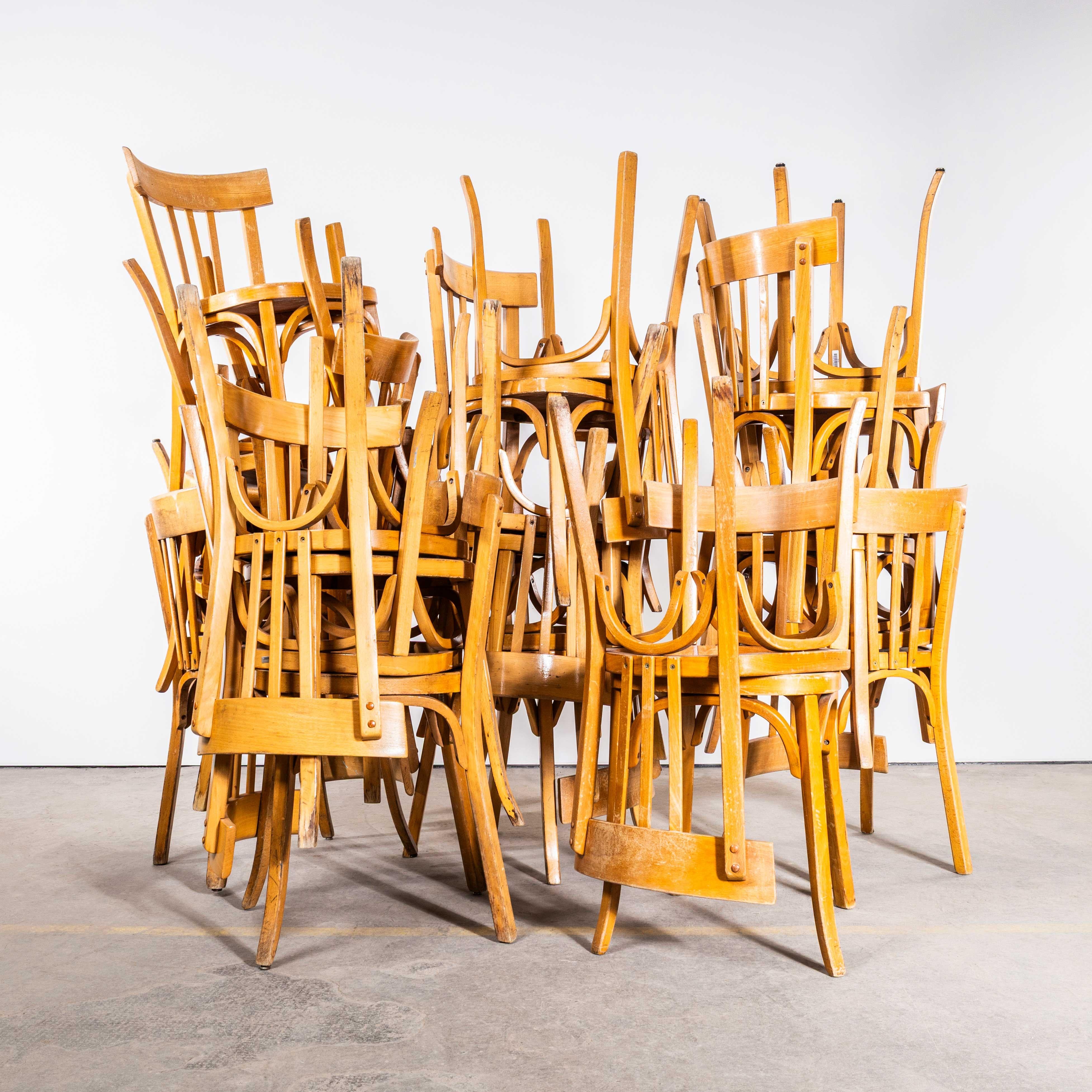 1950's Baumann Blonde Oak Bentwood Dining Chair - Gute Menge verfügbar. 

Hergestellt vom Hersteller Baumann. Baumann ist ein etwas unauffälliger französischer Hersteller, der gerade beginnt, sich auf dem Markt durchzusetzen. Baumann wurde 1901 von