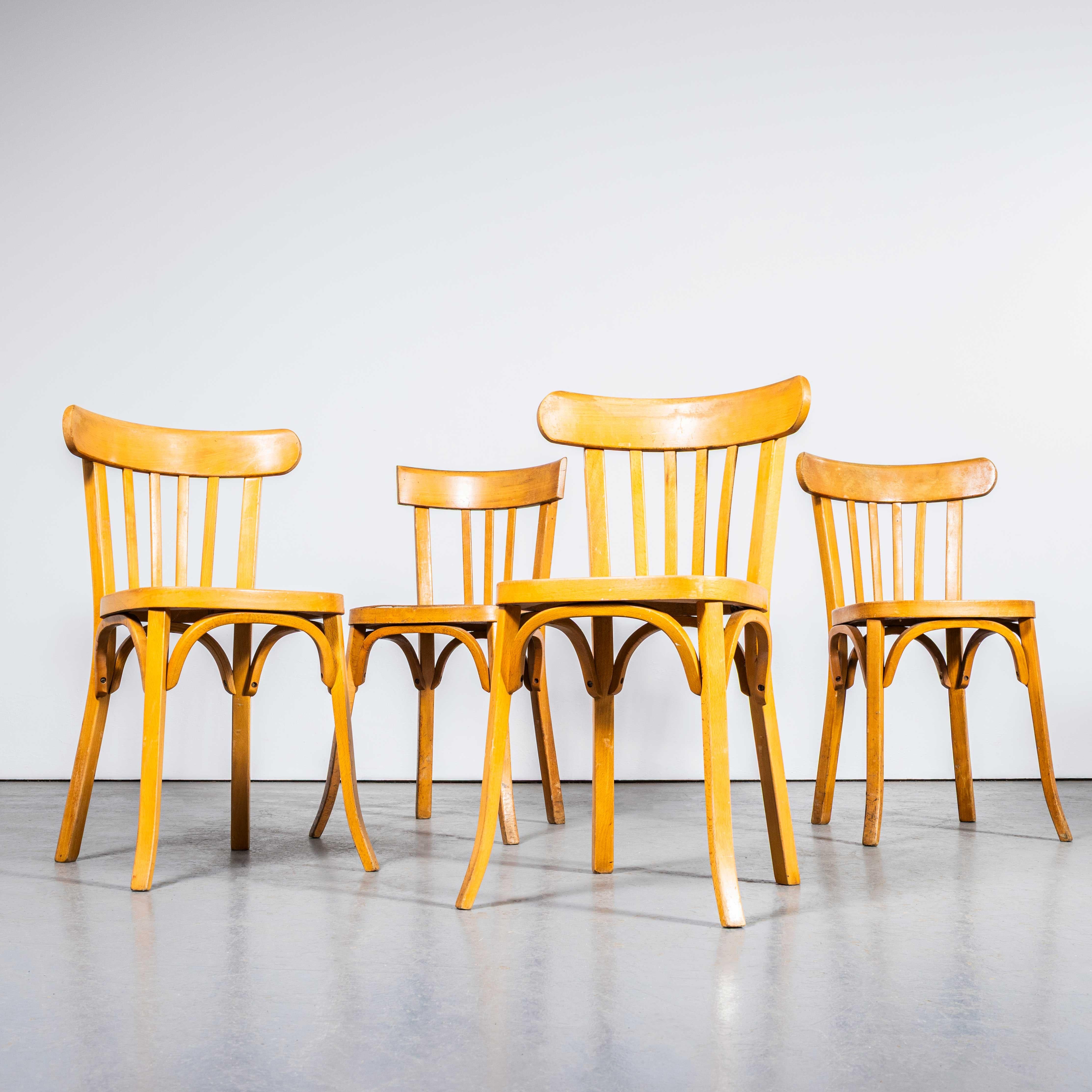 1950's Baumann Honig Bentwood Café Dining Chair - Set von vier. 
Hergestellt vom Hersteller Baumann. Baumann ist ein etwas unauffälliger französischer Hersteller, der gerade beginnt, sich auf dem Markt durchzusetzen. Baumann wurde 1901 von dem