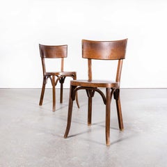 Chaise de salle à manger bistro à dossier profond en noyer Baumann des années 1950  - Paire
