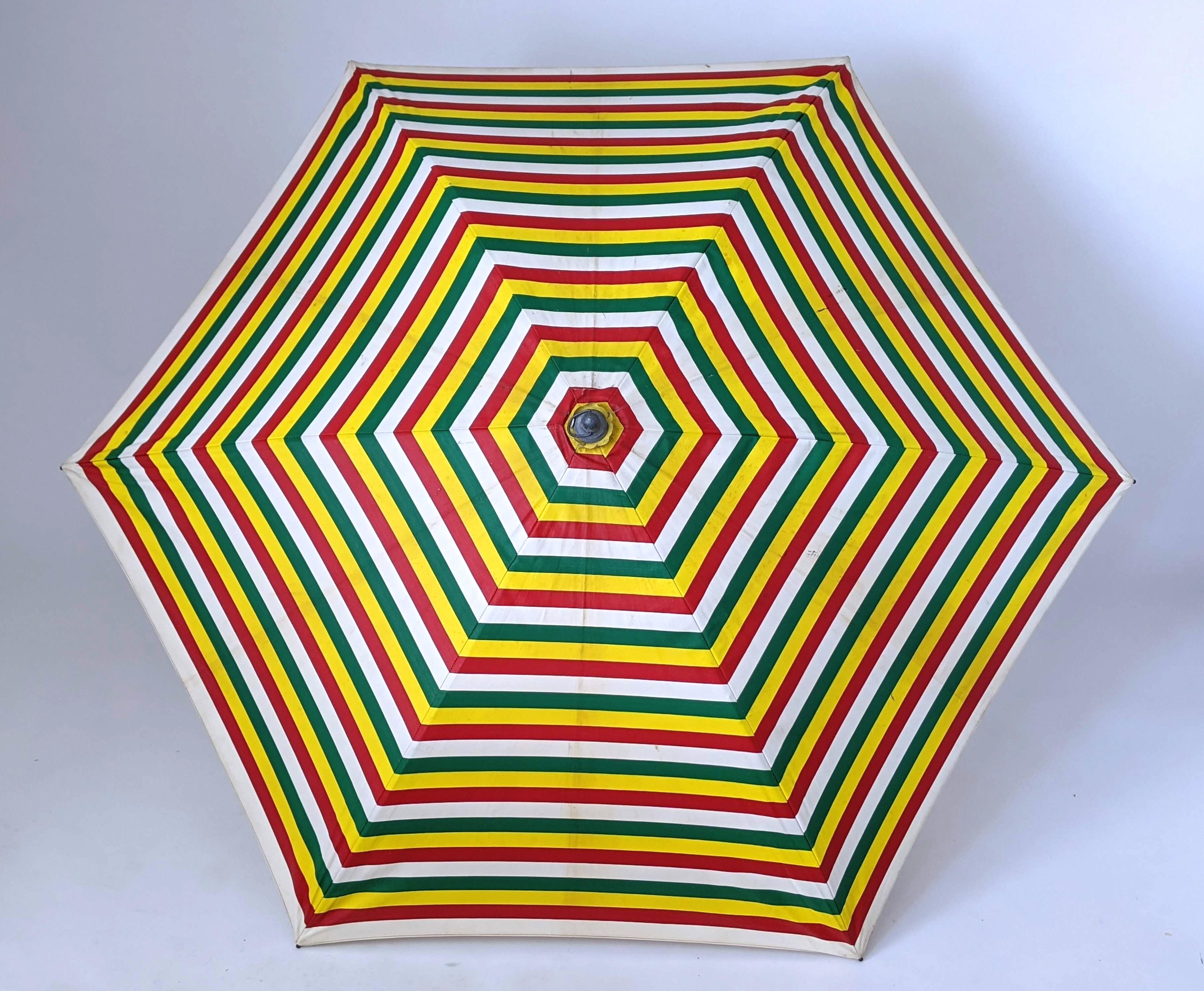 Beach umbrella from the 1950s with vivid and vibrant color in very good condition.

Screen printed with enamel on a thick canvas fabric that is still supple, malleable and waterproof.

Solid sturdy construction. Oak pole with aluminium