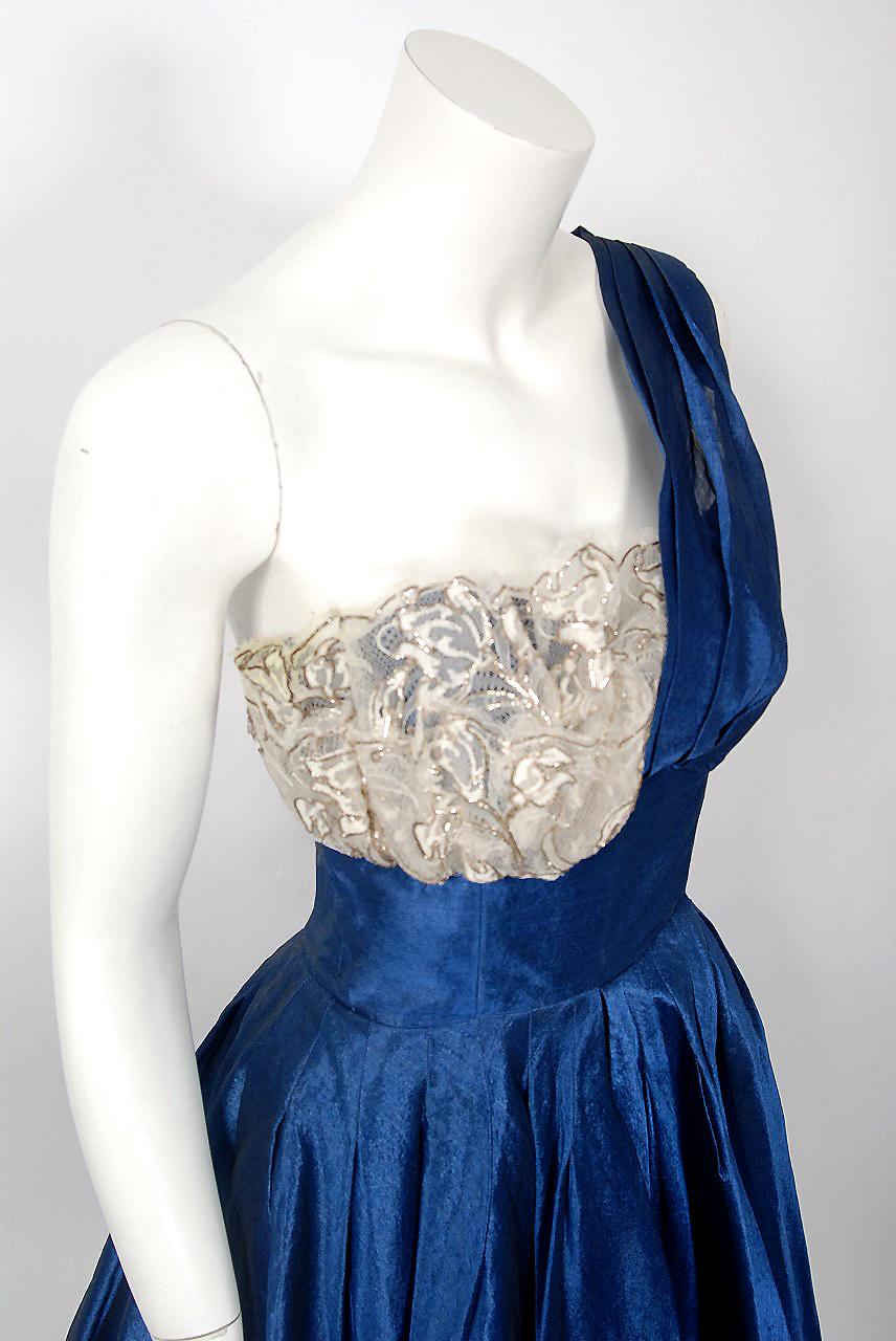 Bleu Beaumelle robe vintage asymétrique en organza bleu saphir et dentelle dorée des années 1950  en vente