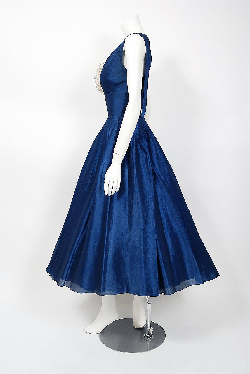 Beaumelle robe vintage asymétrique en organza bleu saphir et dentelle dorée des années 1950  Pour femmes en vente