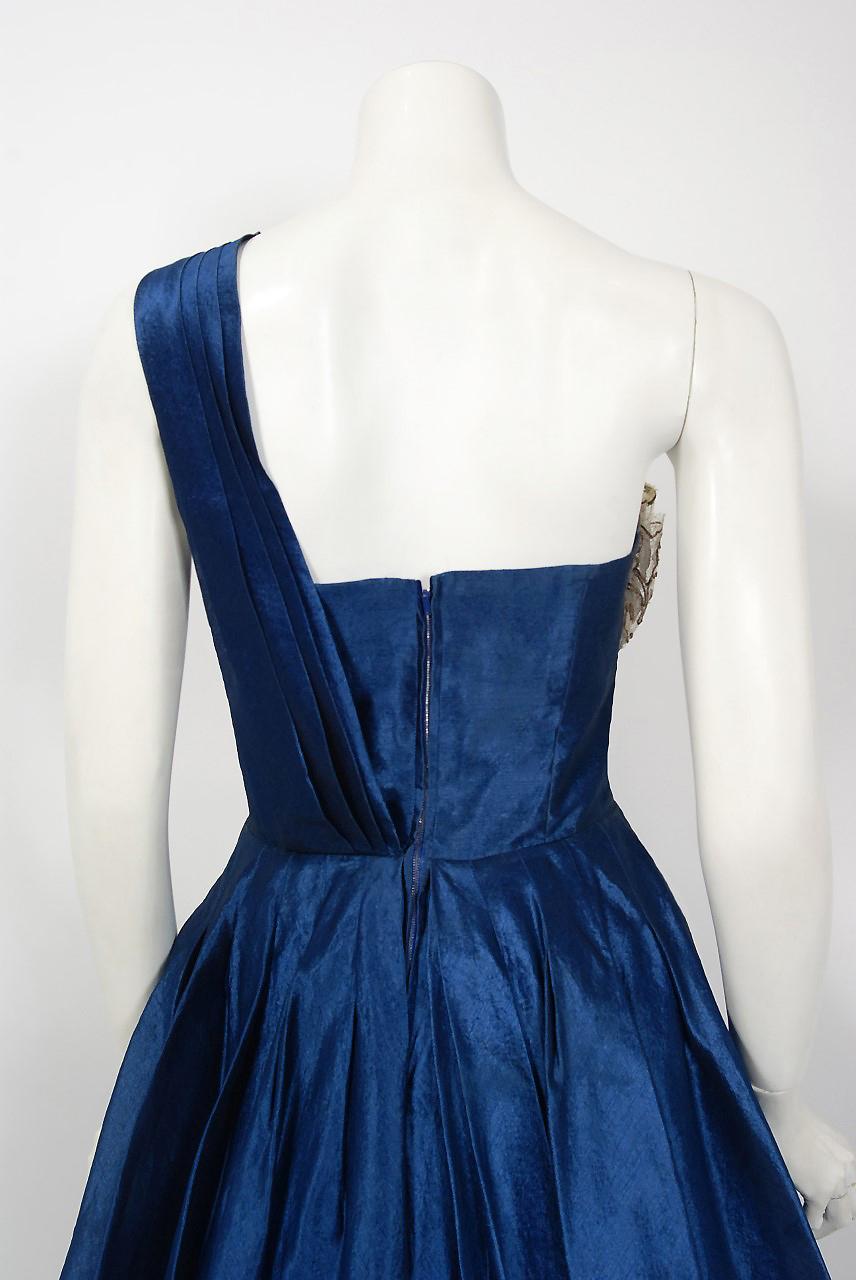 Beaumelle robe vintage asymétrique en organza bleu saphir et dentelle dorée des années 1950  en vente 1