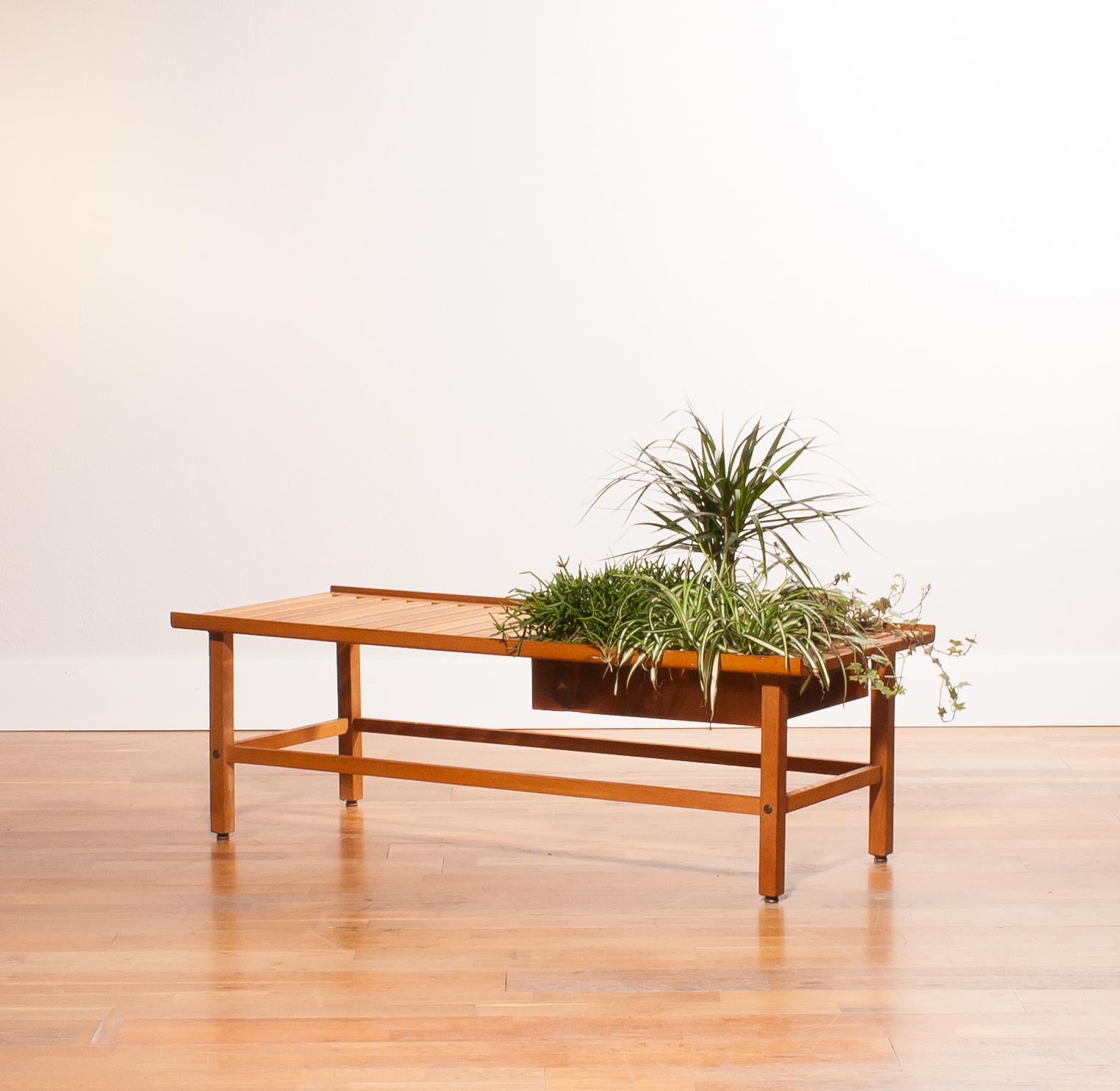 A beautiful plant bench designed by Yngve Ekström.
The bench is made of teak.
There is room for plants of flowers in the copper compartment.
It is in an excellent condition.
Period 1950s
Dimensions: H 39 cm, D 48 cm, W 120 cm.