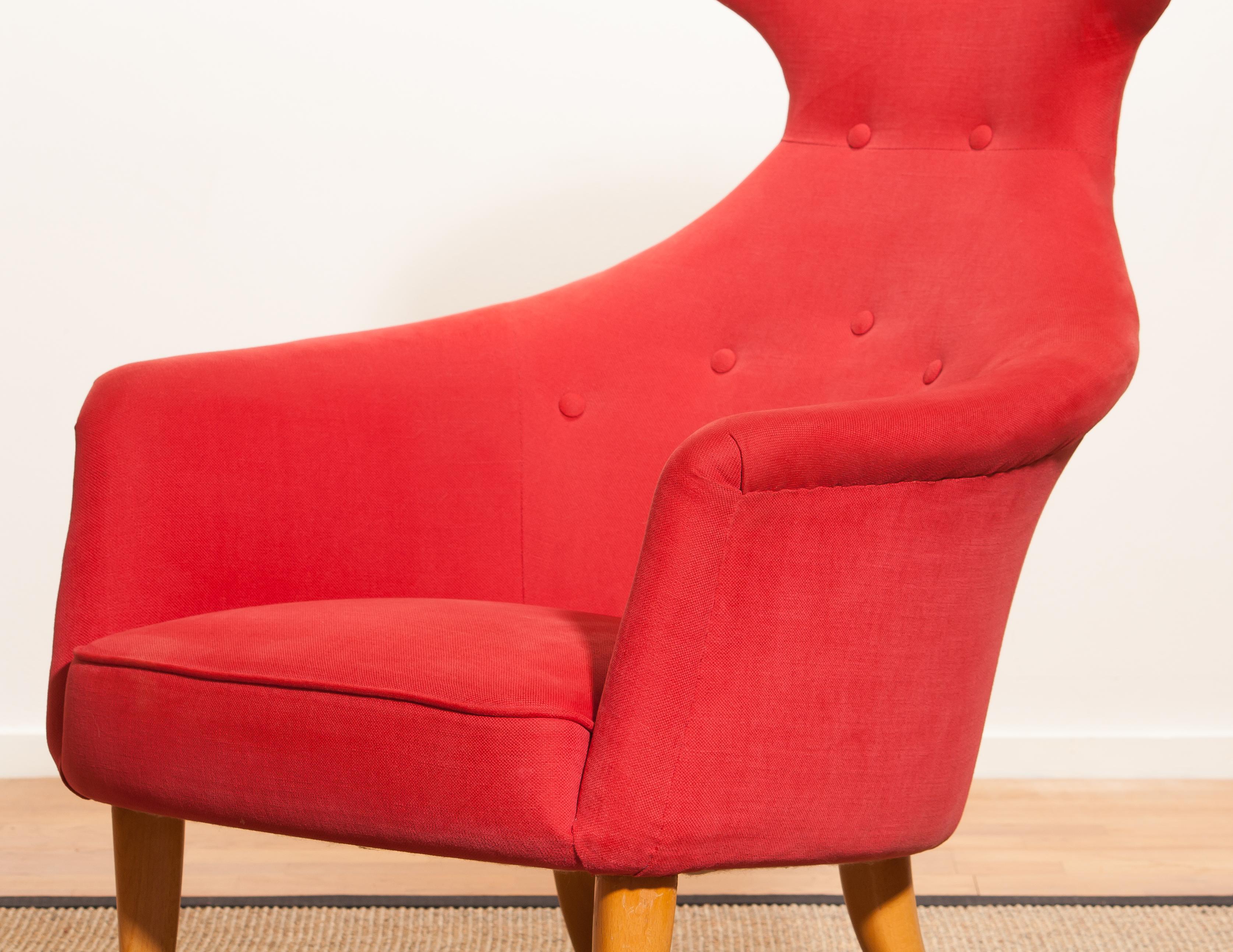 Beautiful armchair designed by Kerstin Hörlin-Holmquist.
The chair is produced by Nordiska Kompaniet.
This version is the 'Stora Eve' and is from a wooden frame with (newly upholstered) red wool upholstering.
Period 1950-1959.
Dimensions: H 97