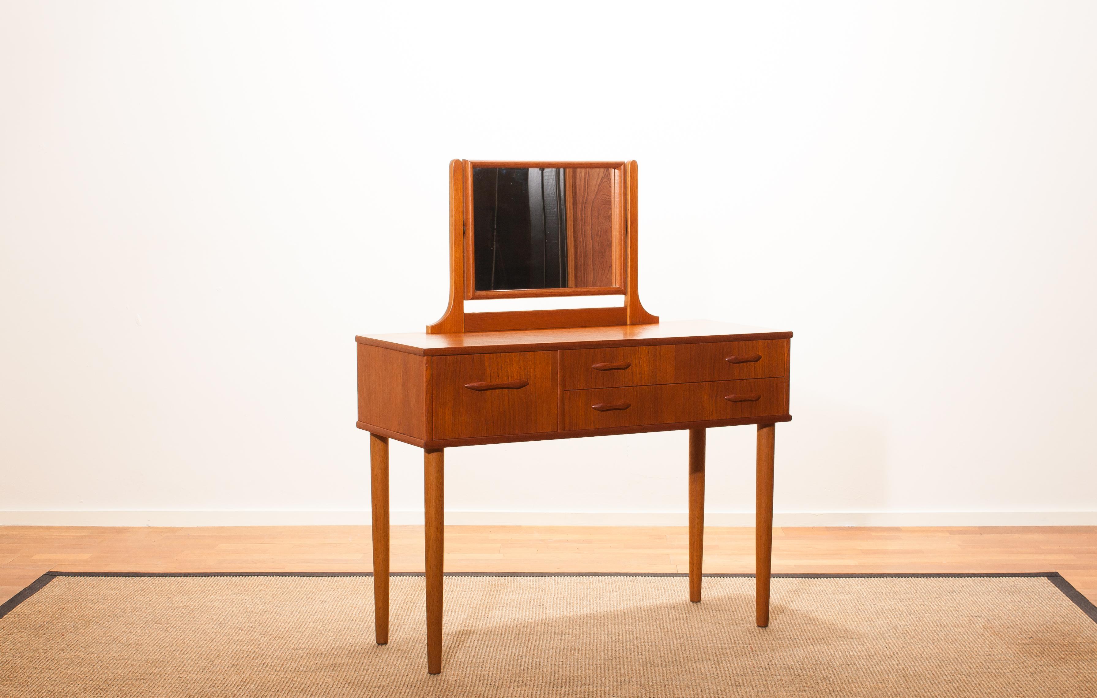 Beautiful dressing table by Ulferts Sweden.
This dressing table is made of teak and consists of three drawers and a mirror.
It is in wonderful condition.
Period 1950s.
Dimensions: H 111 cm (including mirror, the height of the tabletop 72 cm)
W