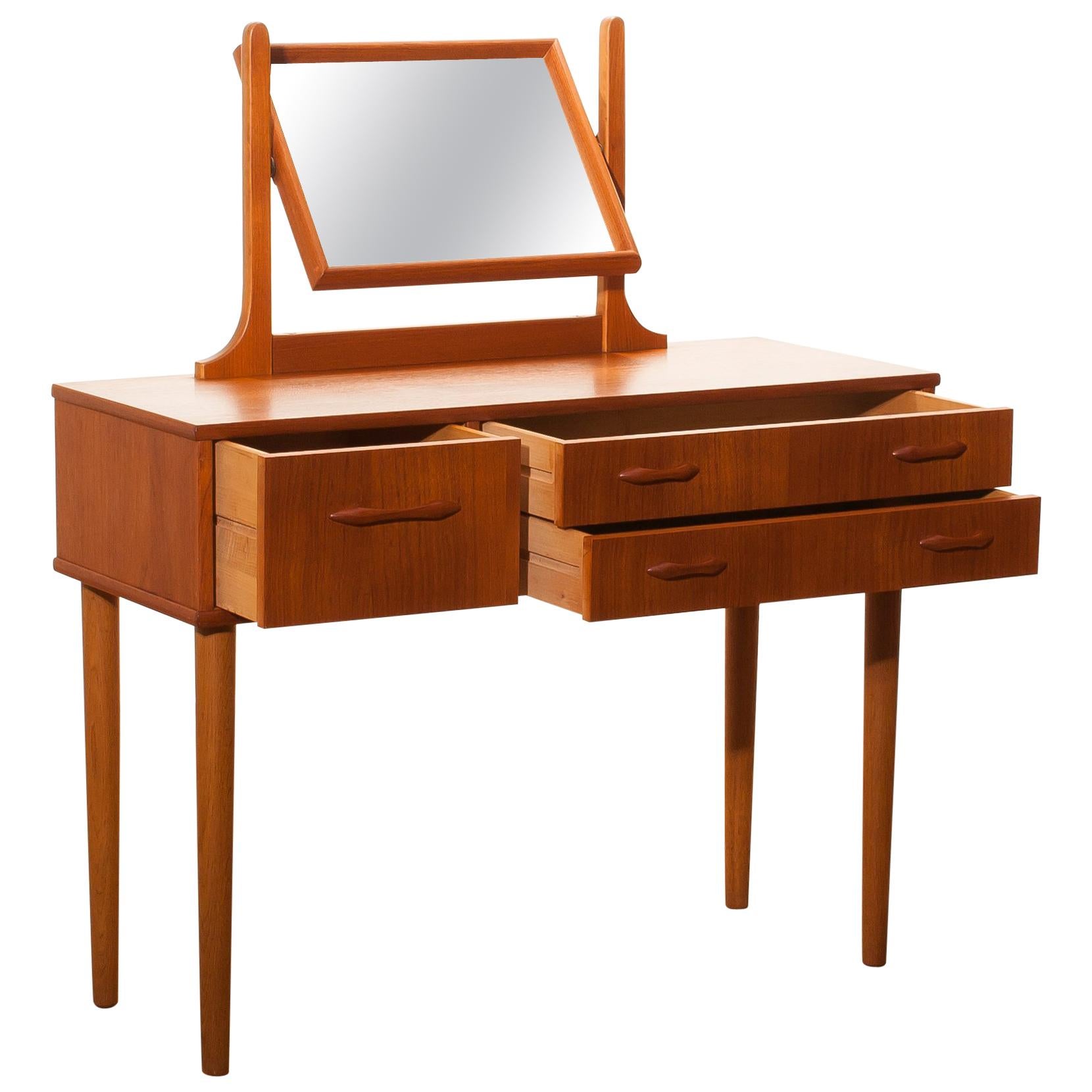 Beautiful dressing table by Ulferts, Sweden.
This dressing table is made of teak and consists of three drawers and a mirror.
It is in wonderful condition.
Period, 1950s.
Dimensions: H 111 cm (including mirror, the height of the tabletop 72