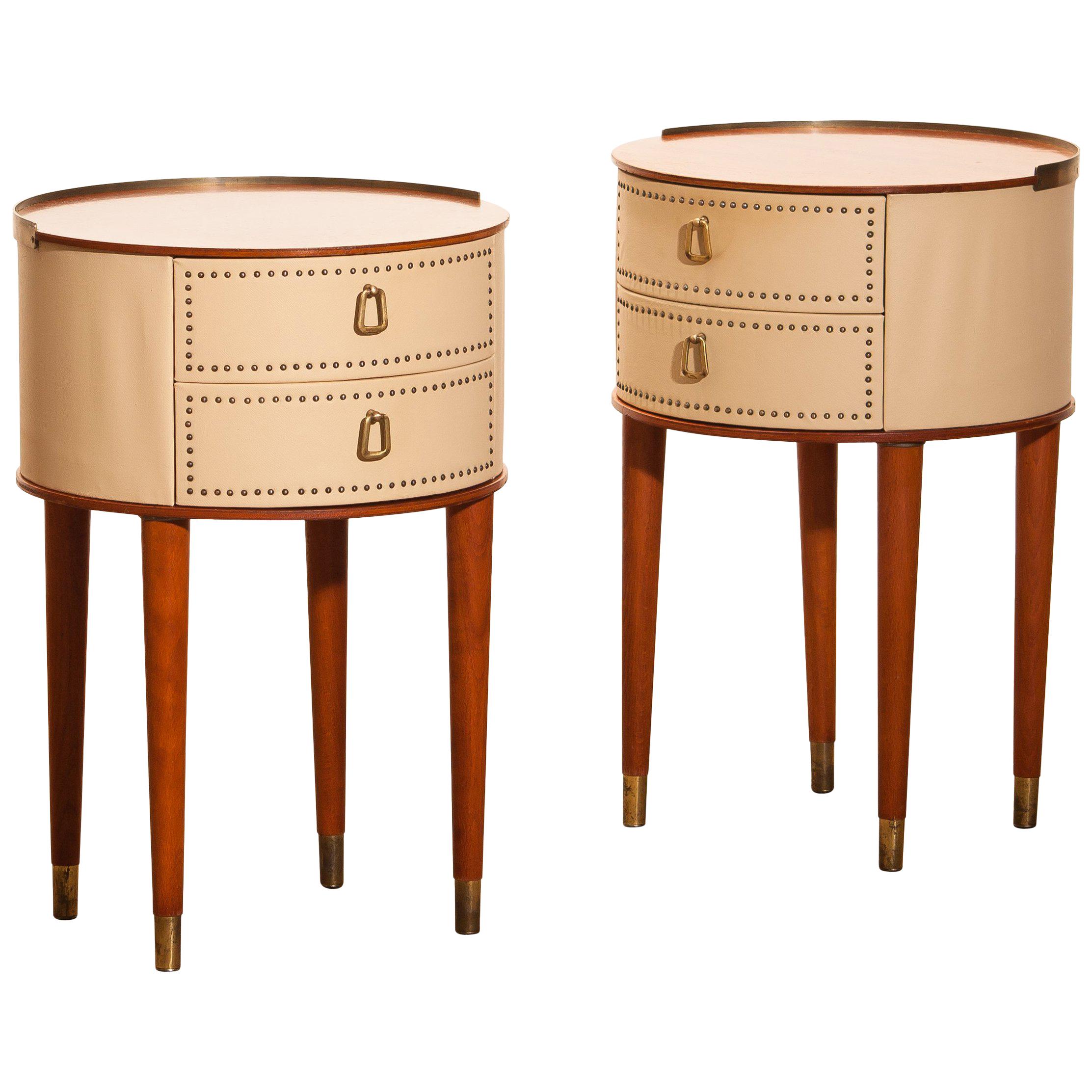 1950s, mahogany / brass and vinyl, bedside tables or nightstands, on high legs designed by Halvdan Pettersson in the 1950s for Tibro Möbelfabrik Sweden. This set nightstands is in good condition.

Period: 1950s.
Measures: The bedside tables are ø