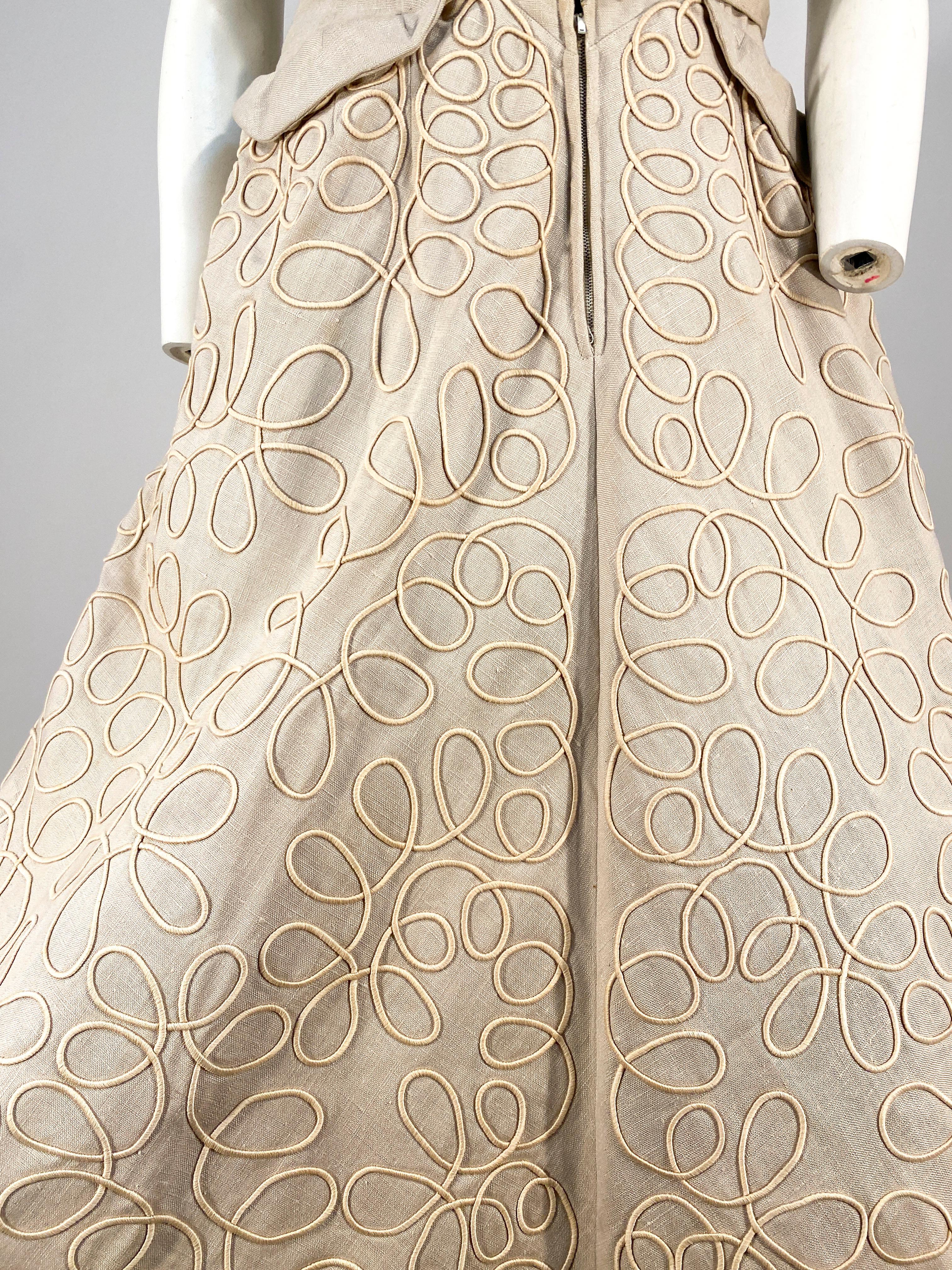 Beige Robe de jour en lin beige avec passepoil décoratif, années 1950 en vente
