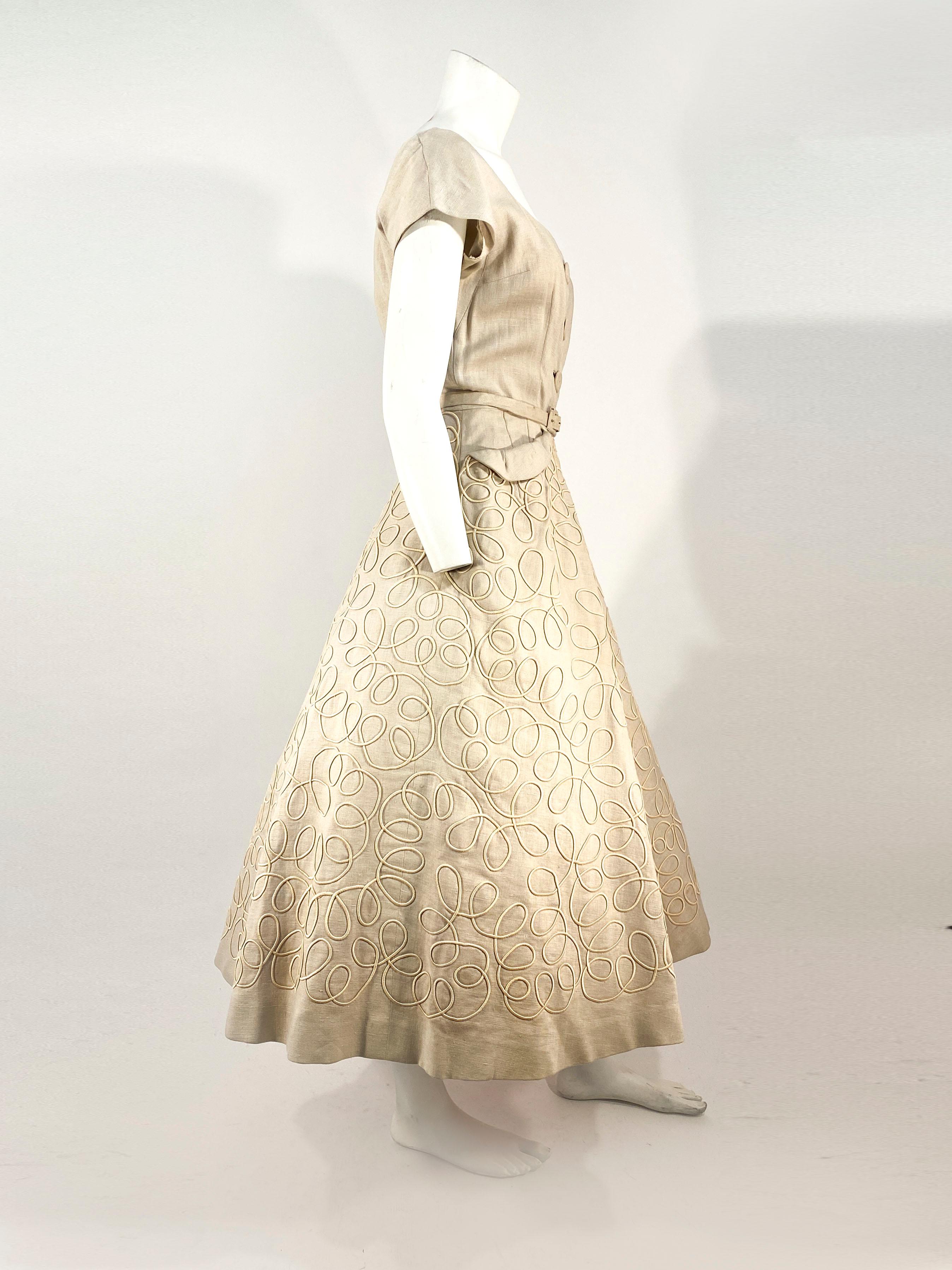 Beigefarbenes Leinen-Tageskleid aus den 1950er Jahren mit dekorativen Paspeln für Damen oder Herren im Angebot