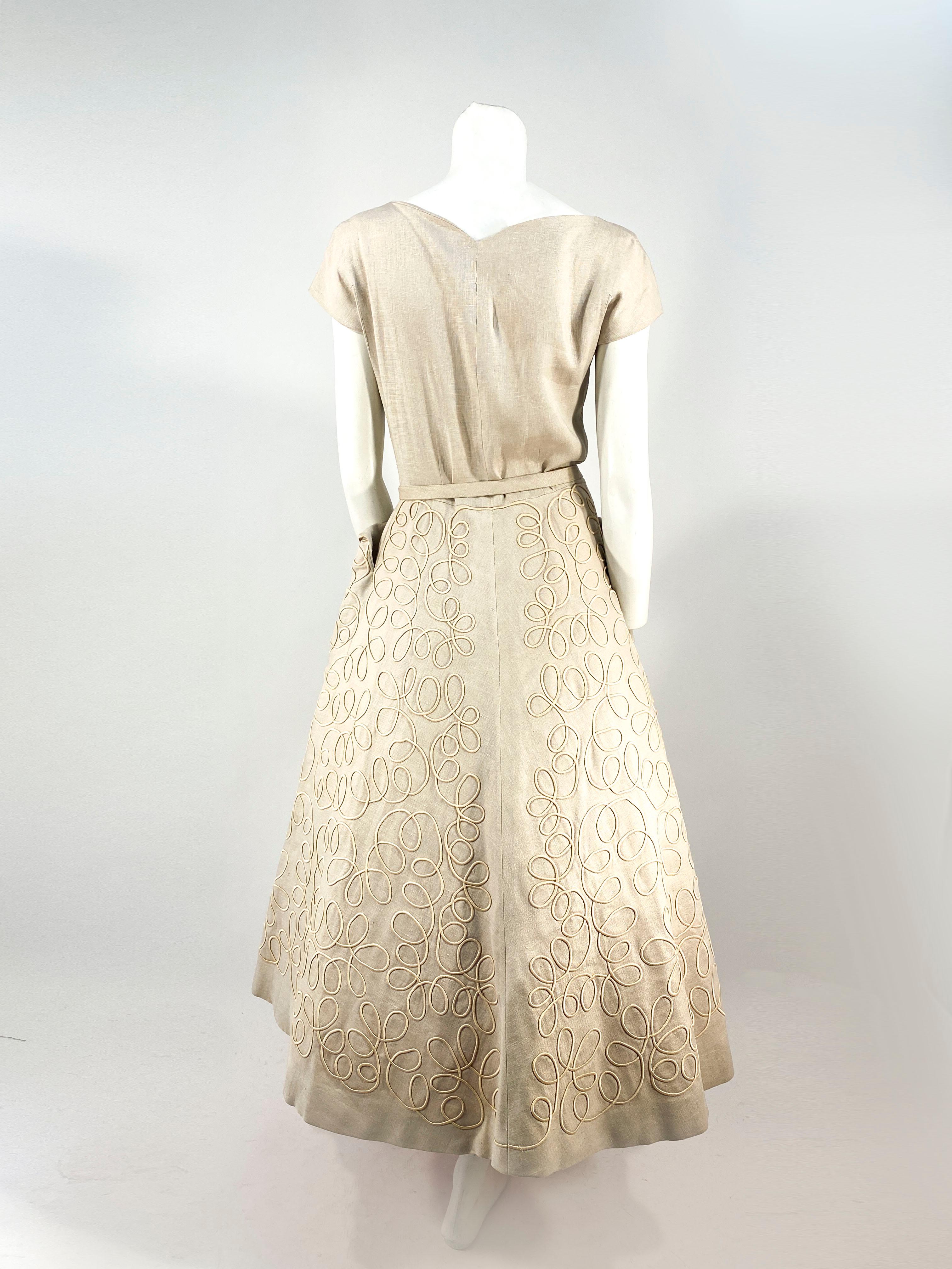 Robe de jour en lin beige avec passepoil décoratif, années 1950 Unisexe en vente
