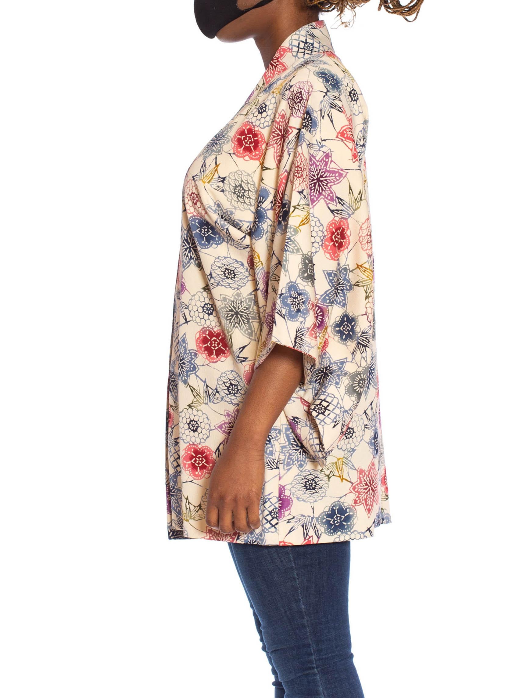 1950S Beige Silk Crepe Blue, Purple & Pink Floral Kimono In Excellent Condition In New York, NY