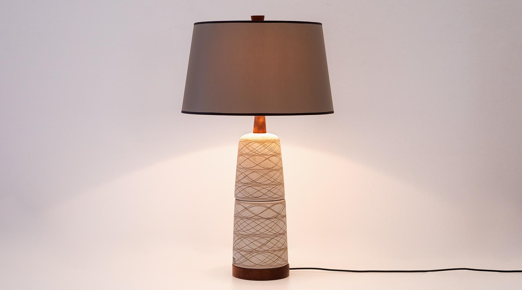 Table lamp, beige ceramic, light shadow, Jane and Gordon Martz, USA, 1954

Stunningly simple, attractive ceramic table lamp by the designers Jane & Gordon Martz. The lamp is in excellent condition. The ceramic base comes in sand colour and is