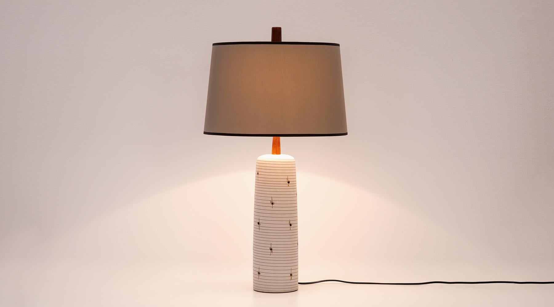 Table lamp, beige ceramic, light shadow, Jane and Gordon Martz, USA, 1954

Stunningly simple, attractive ceramic table lamp by the designers Jane & Gordon Martz. The lamp is in excellent condition. The ceramic comes in sand colour and is extensively