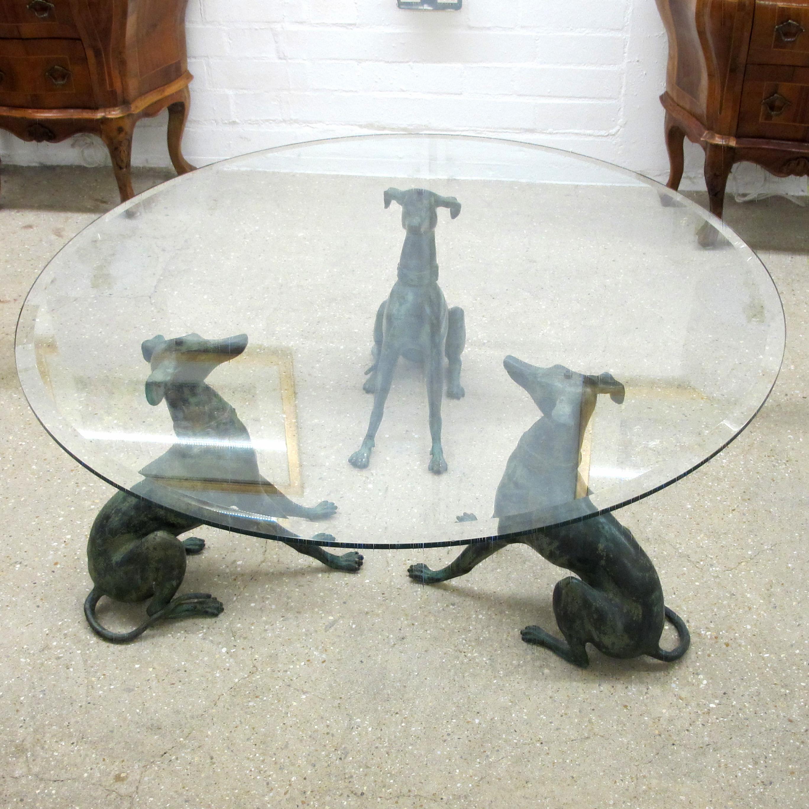 Mesa de centro belga de los años 50 con esculturas de Whippet de bronce y tapa de cristal mediados del siglo XX en venta