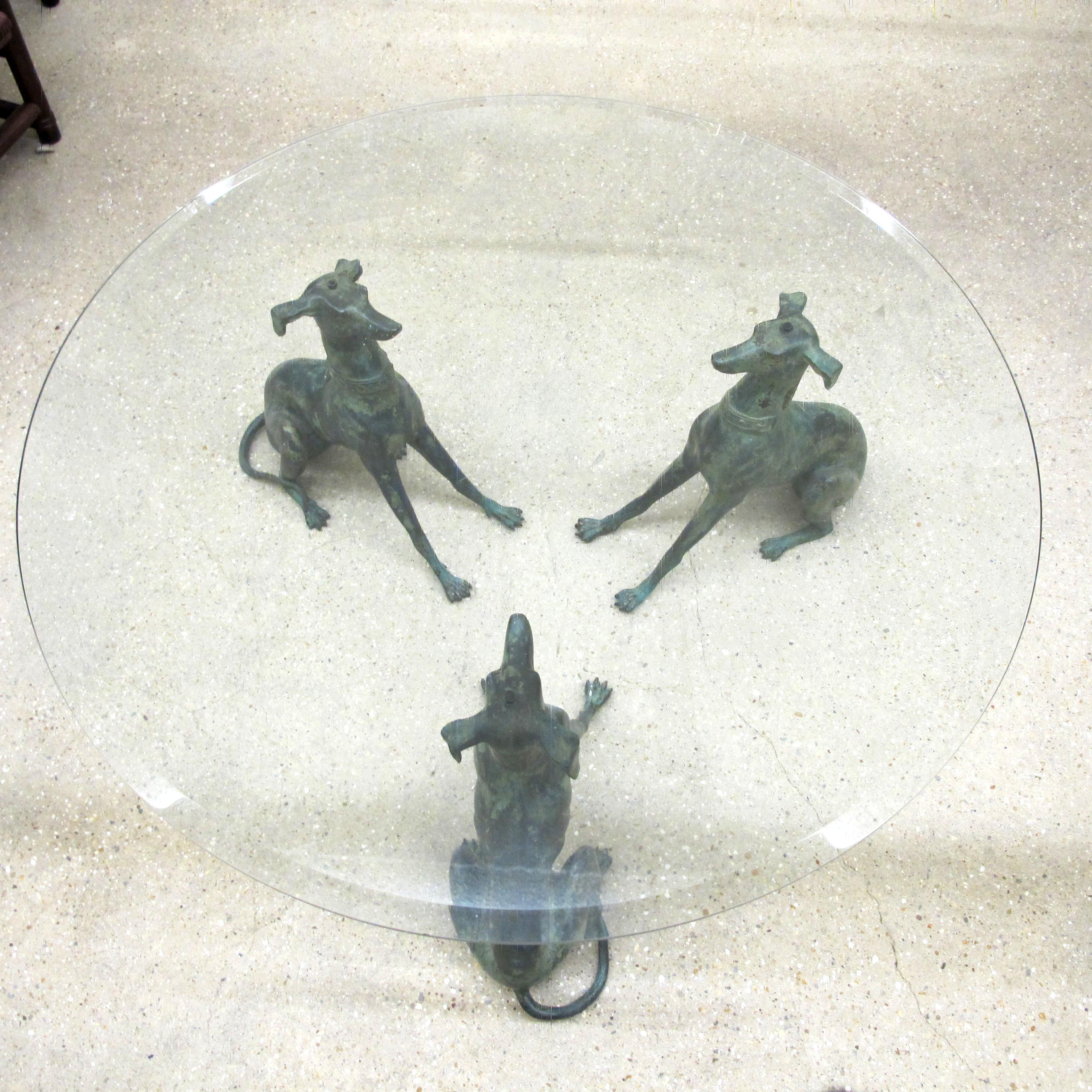 Mesa de centro belga de los años 50 con esculturas de Whippet de bronce y tapa de cristal Bronce en venta