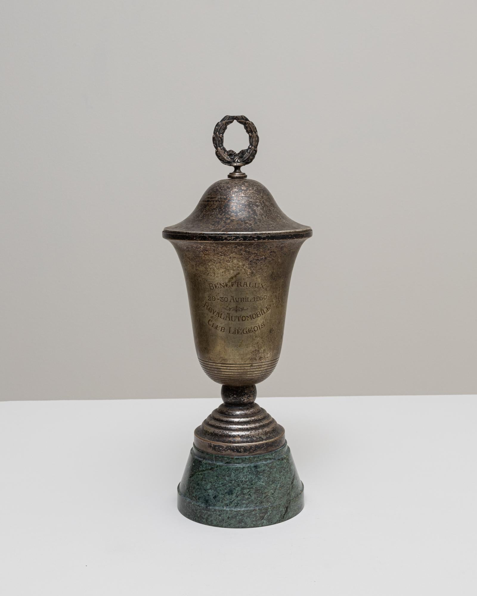 Ce gobelet en métal belge des années 1950 présente une forme de trophée du milieu du siècle, avec une coupe évasée gravée de détails du 