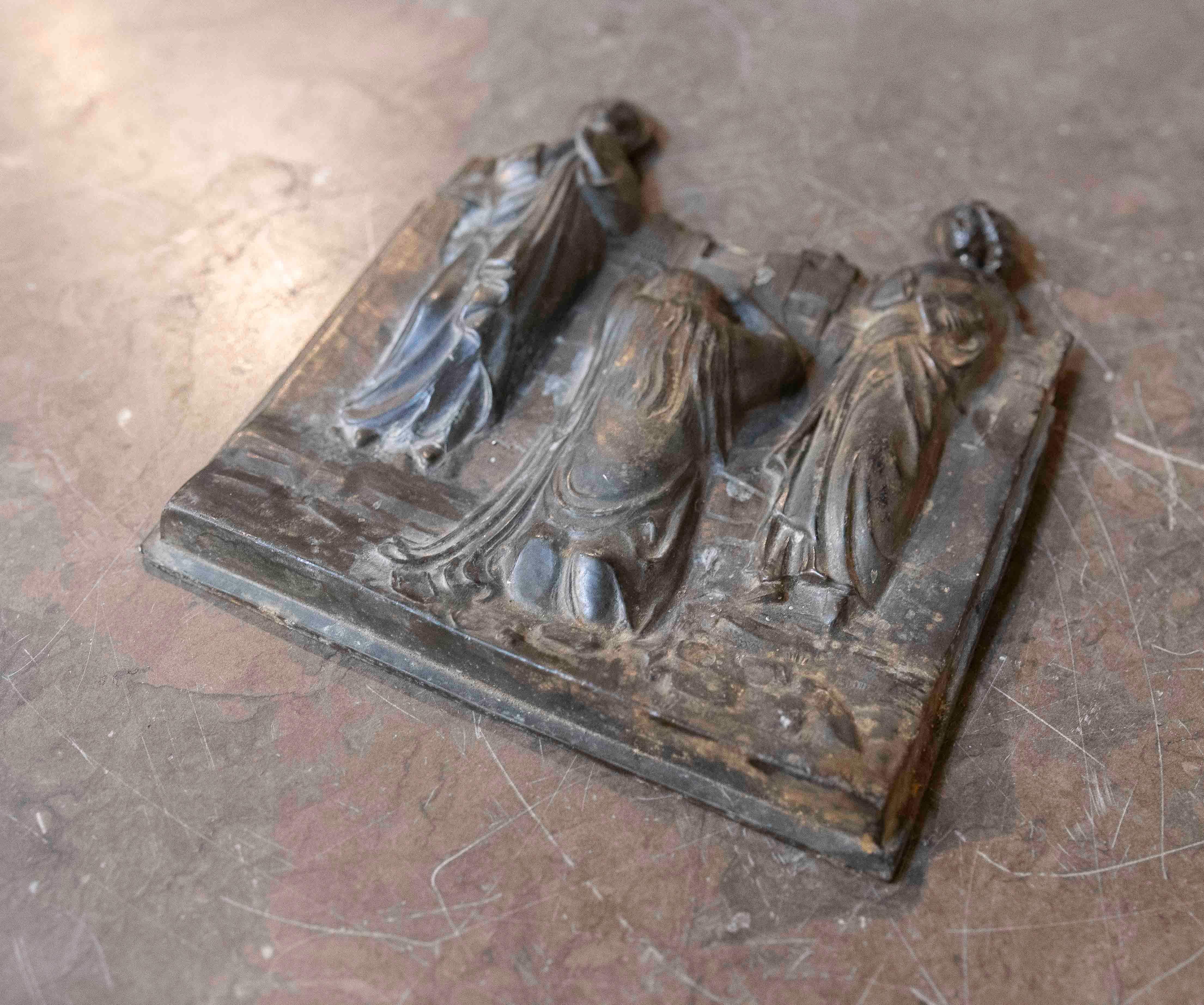 Ein schönes belgisches Bleirelief mit patinierter Oberfläche, das eine fein modellierte religiöse Szene mit drei andächtigen Figuren vor einem architektonischen Hintergrund zeigt. Die Komposition spiegelt die europäische christliche Tradition aus