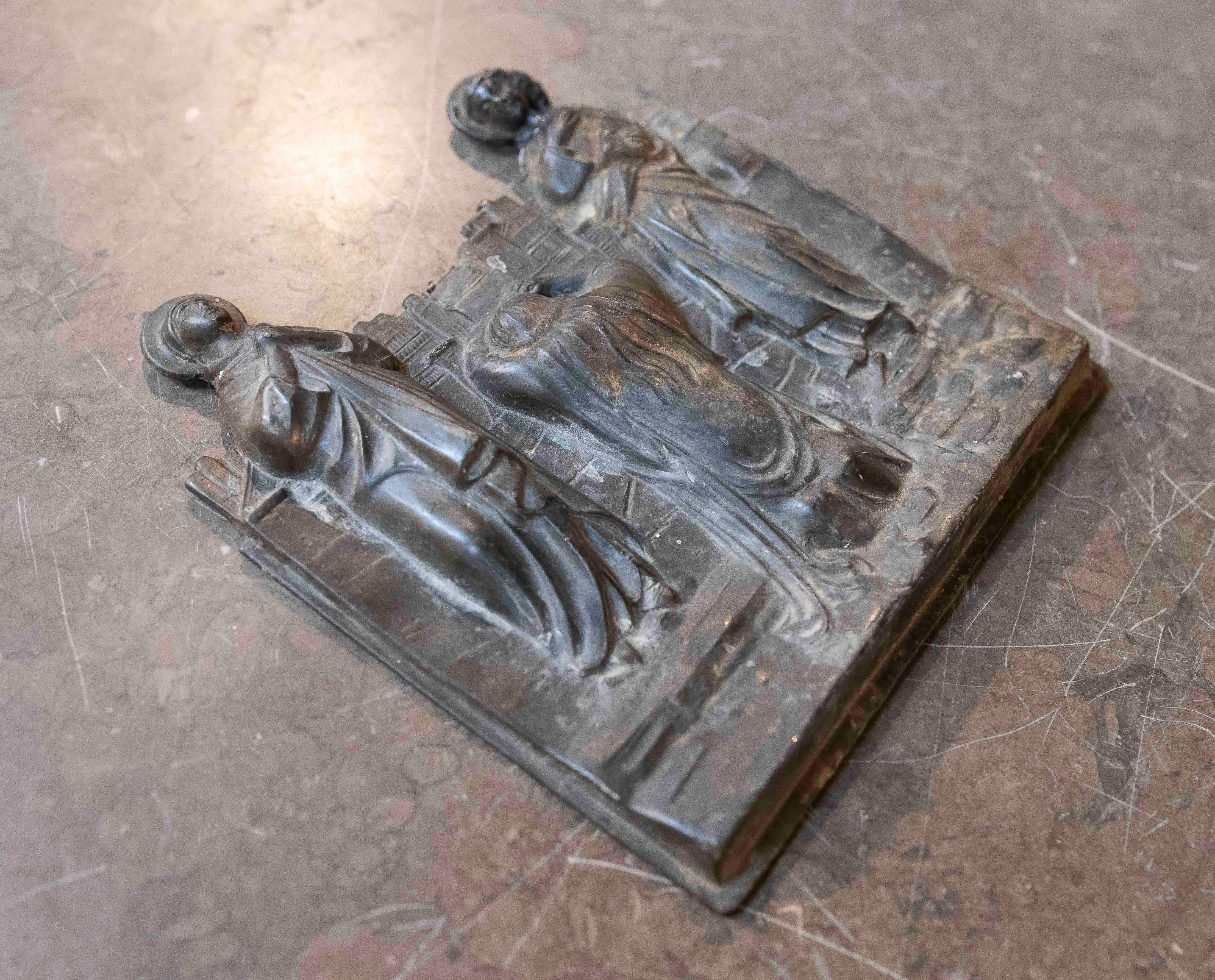 Belgisches Relief aus patiniertem Blei mit religiöser Szene aus den 1950er Jahren im Zustand „Gut“ im Angebot in Marbella, ES