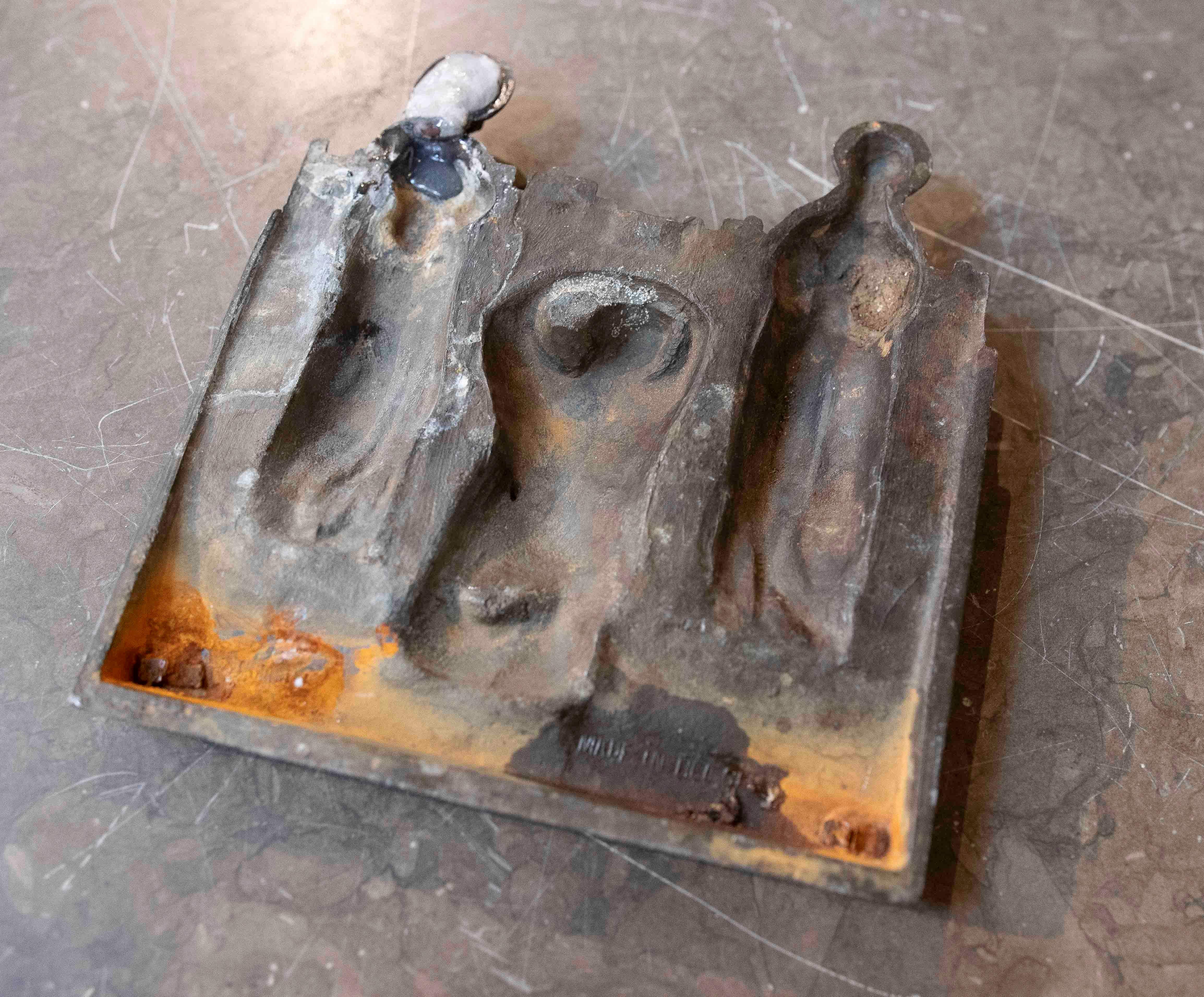 Belgisches Relief aus patiniertem Blei mit religiöser Szene aus den 1950er Jahren (20. Jahrhundert) im Angebot