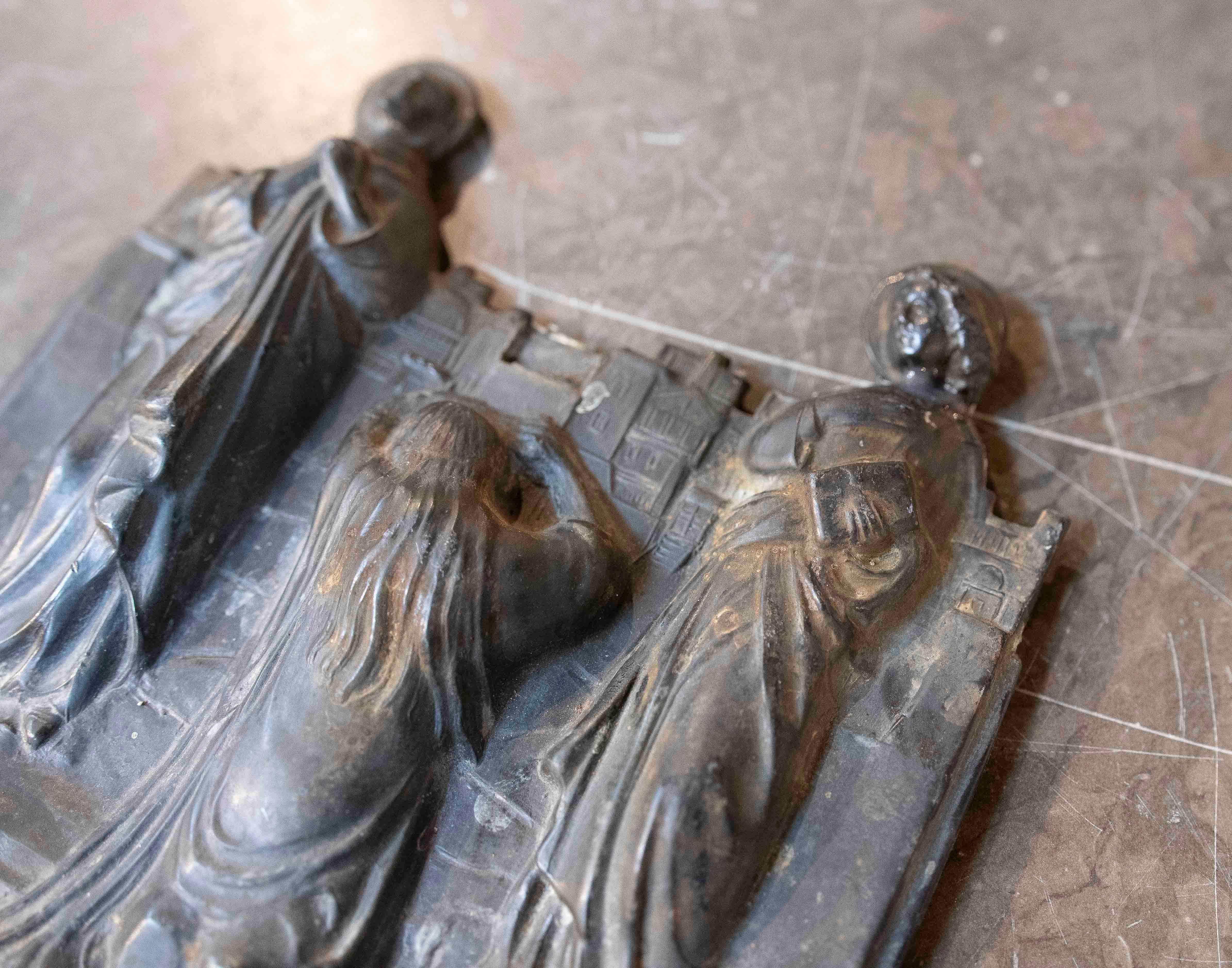 Belgisches Relief aus patiniertem Blei mit religiöser Szene aus den 1950er Jahren im Angebot 2