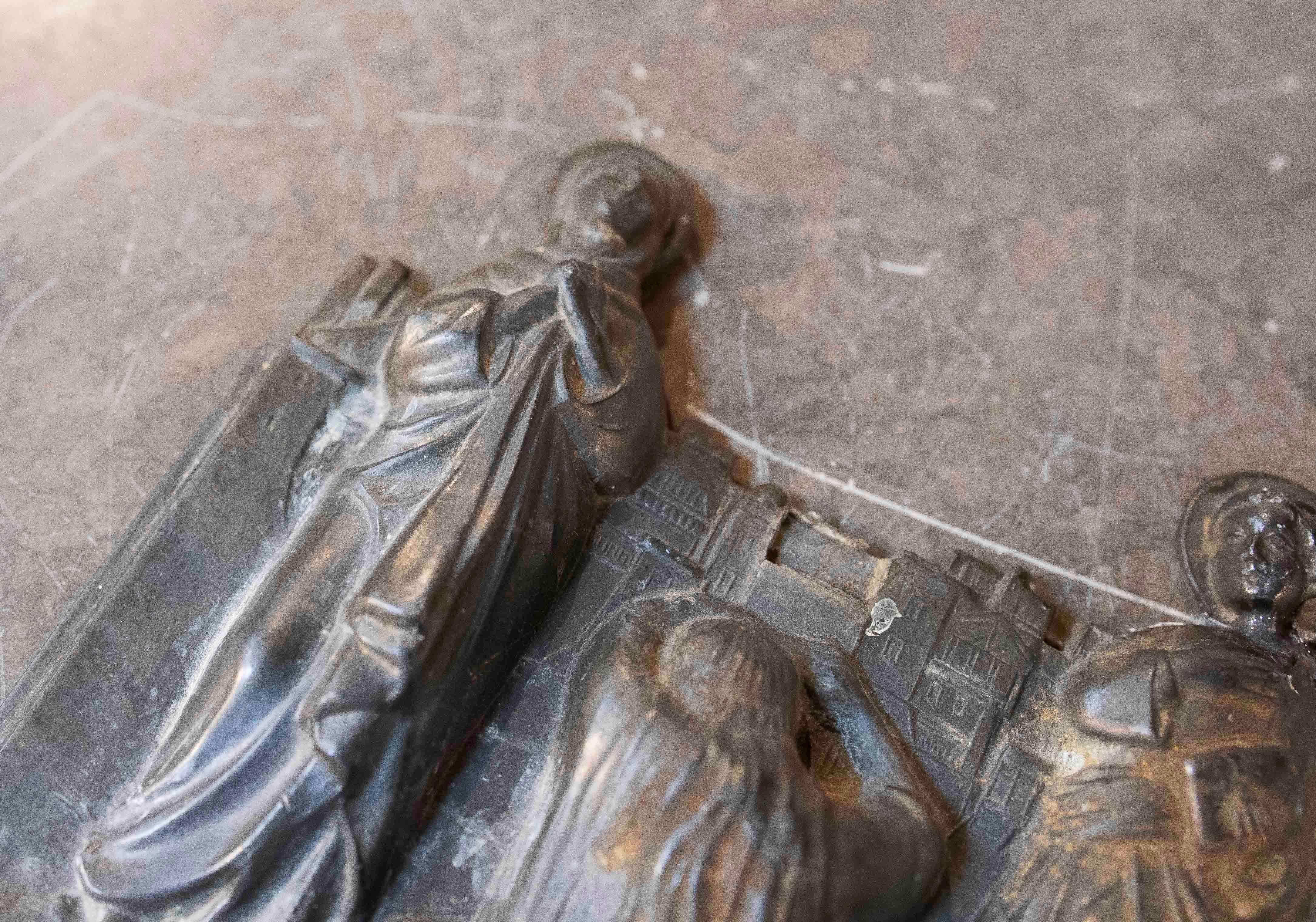 Belgisches Relief aus patiniertem Blei mit religiöser Szene aus den 1950er Jahren im Angebot 3